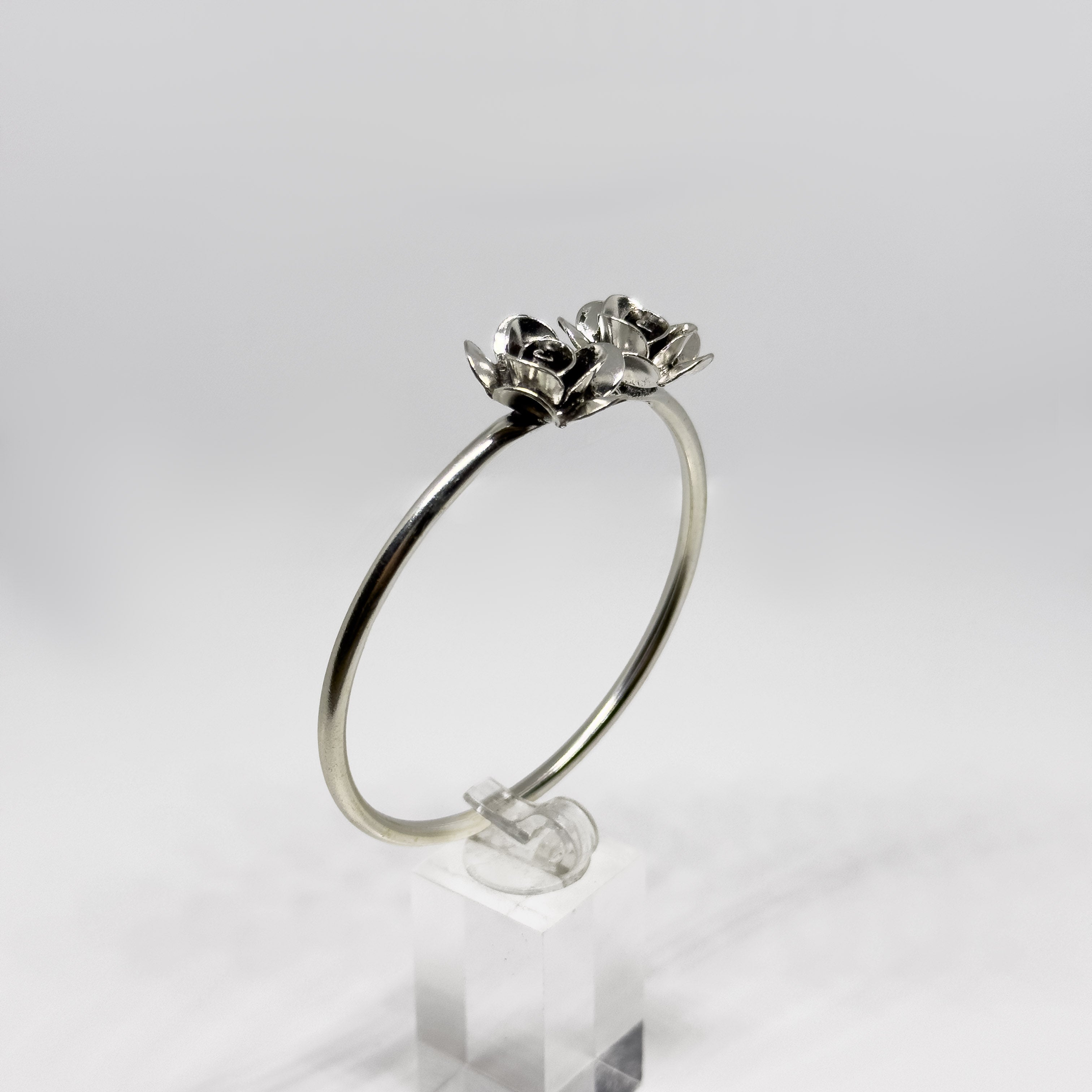 Hopeinen Ruusu rannekoru