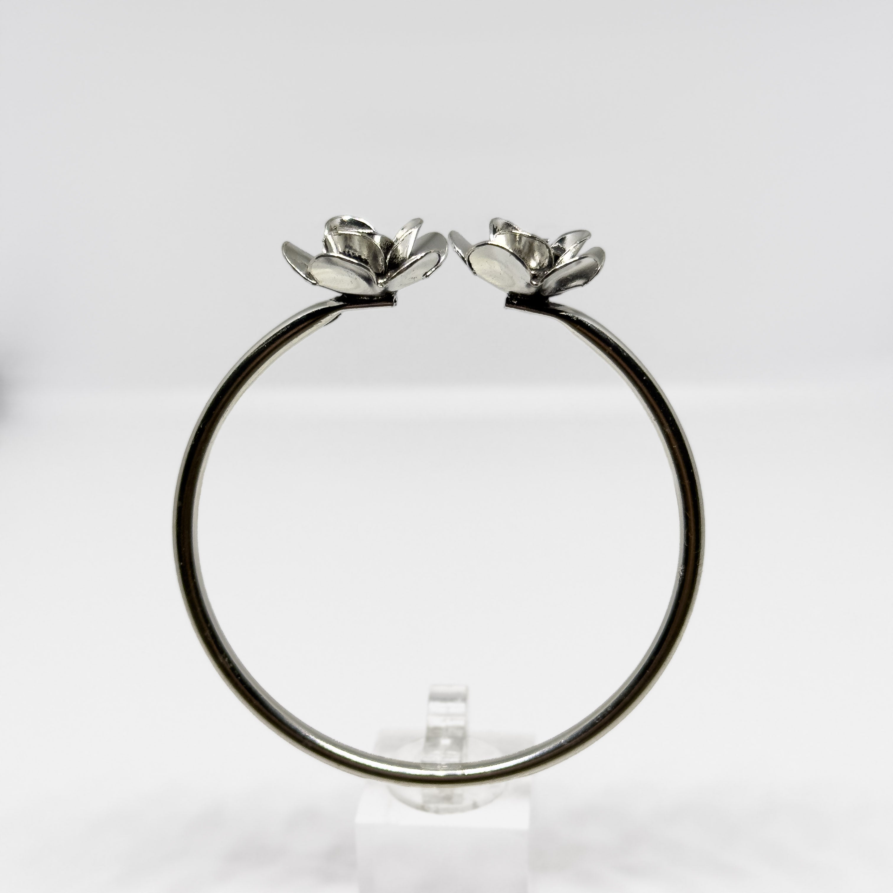 Hopeinen Ruusu rannekoru