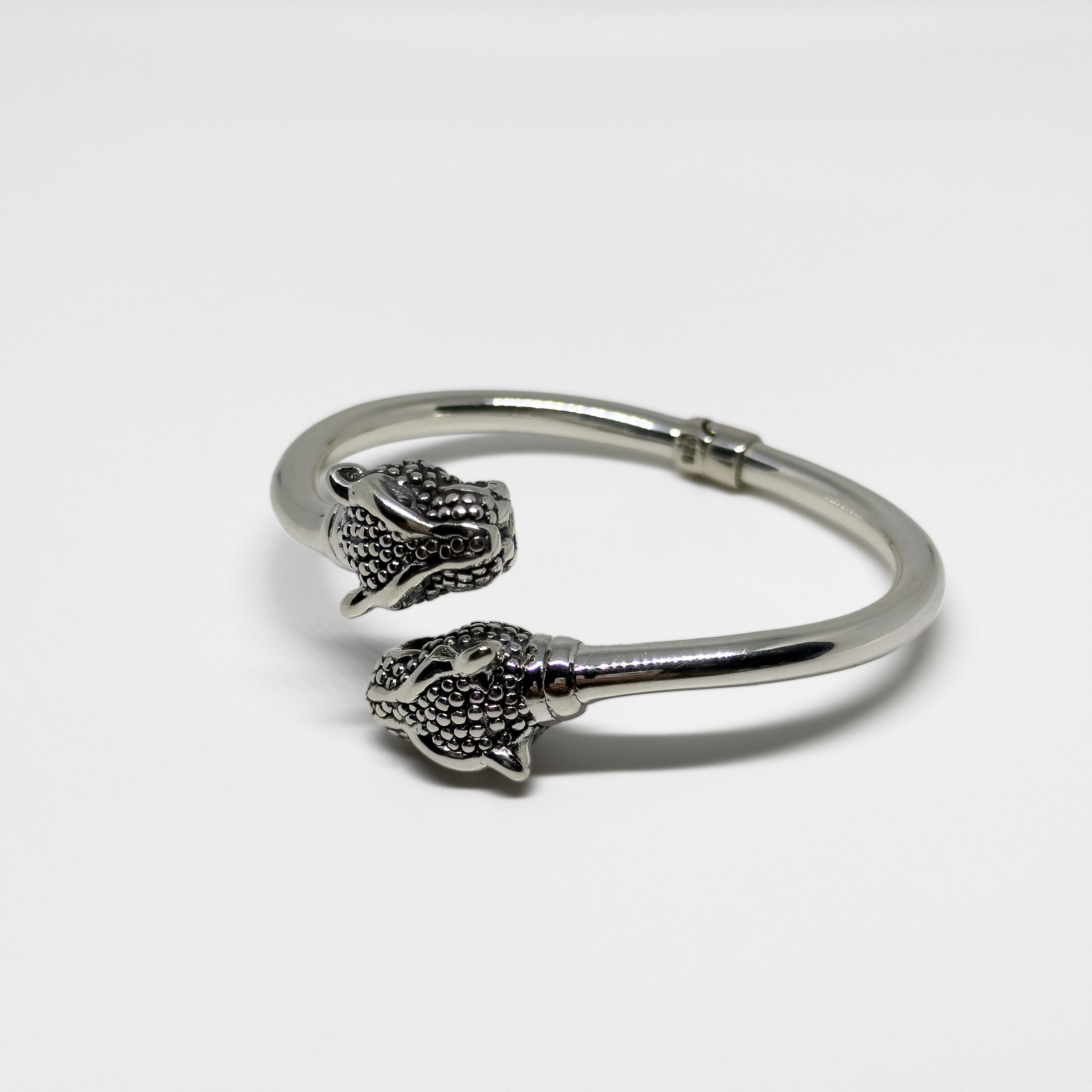 Hopeinen Leopardi rannekoru