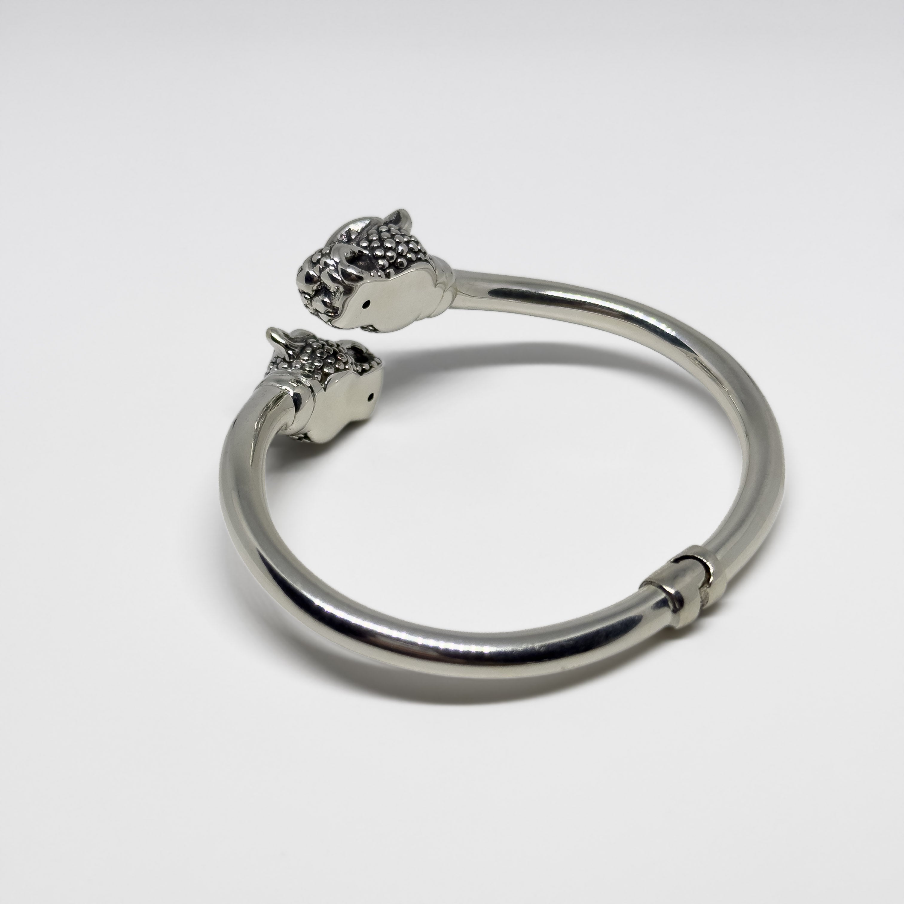 Hopeinen Leopardi rannekoru