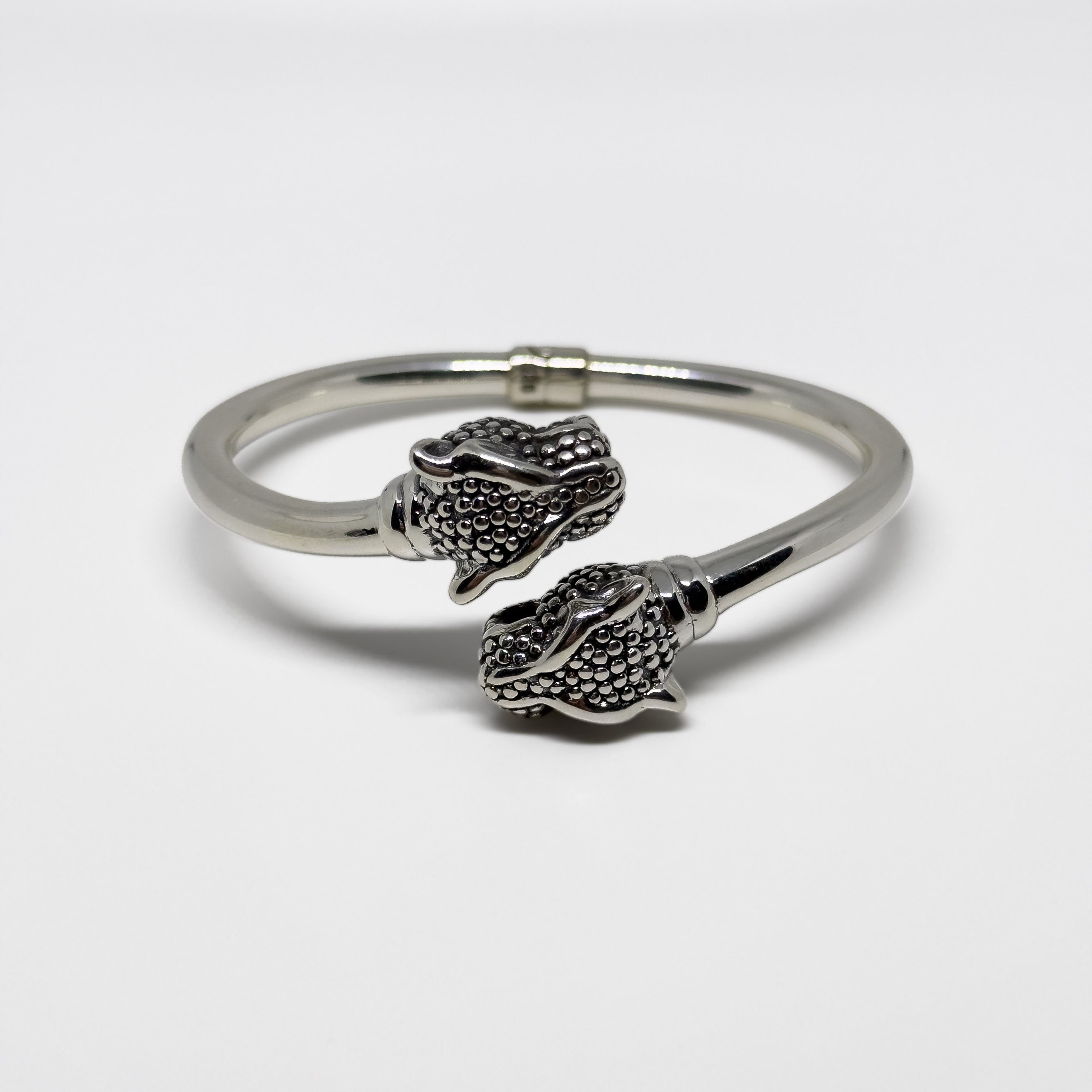 Hopeinen Leopardi rannekoru