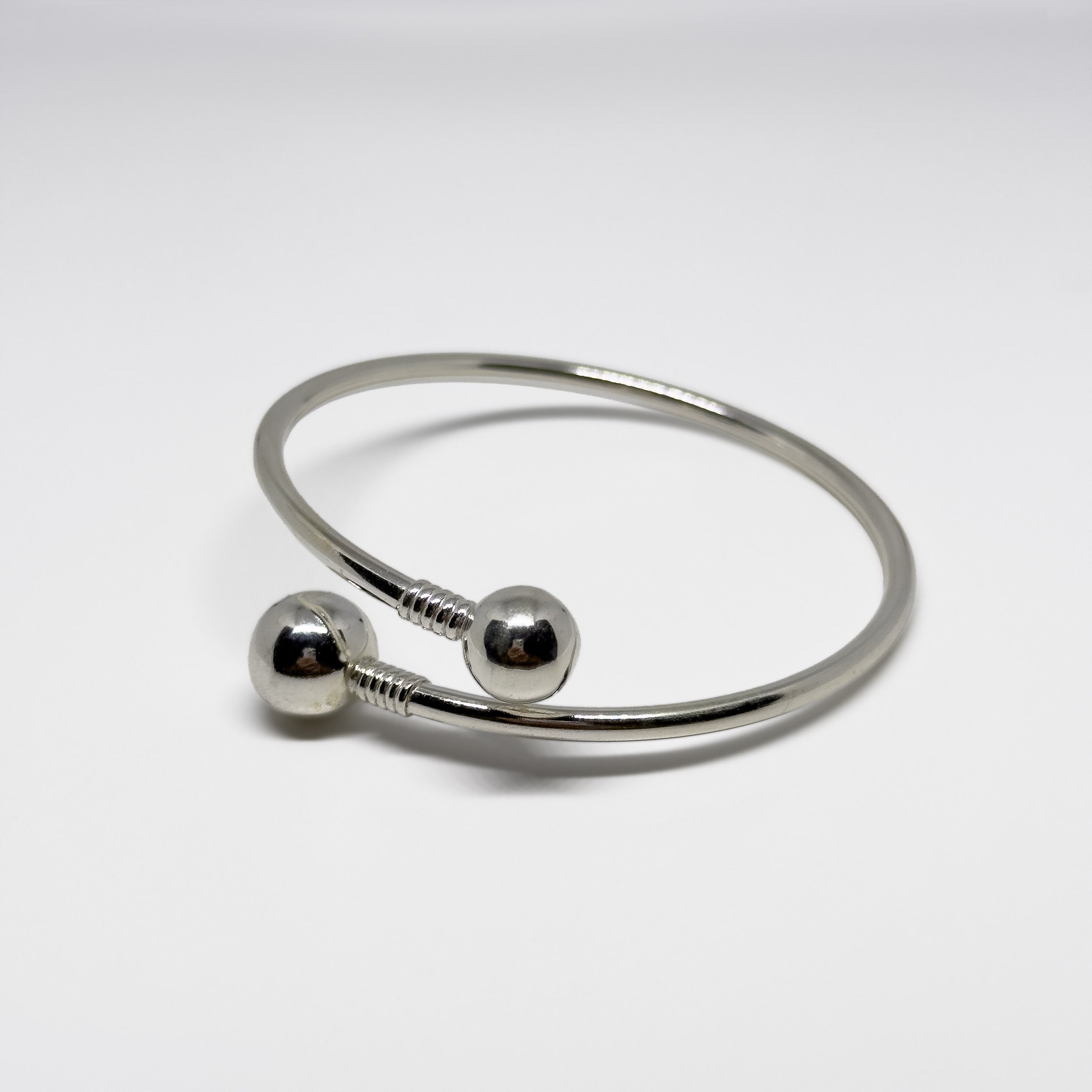 Hopeinen Pallo rannekoru