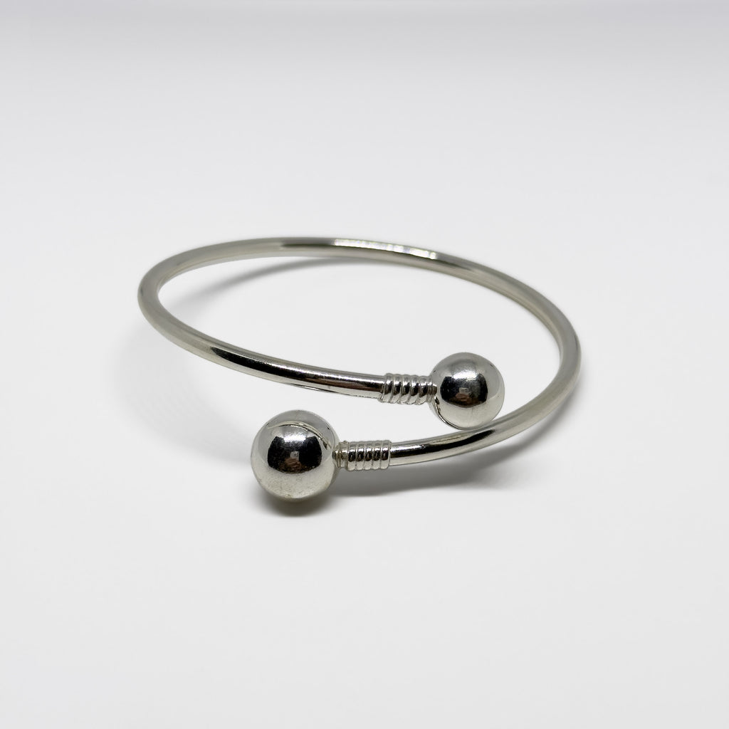 Hopeinen Pallo rannekoru