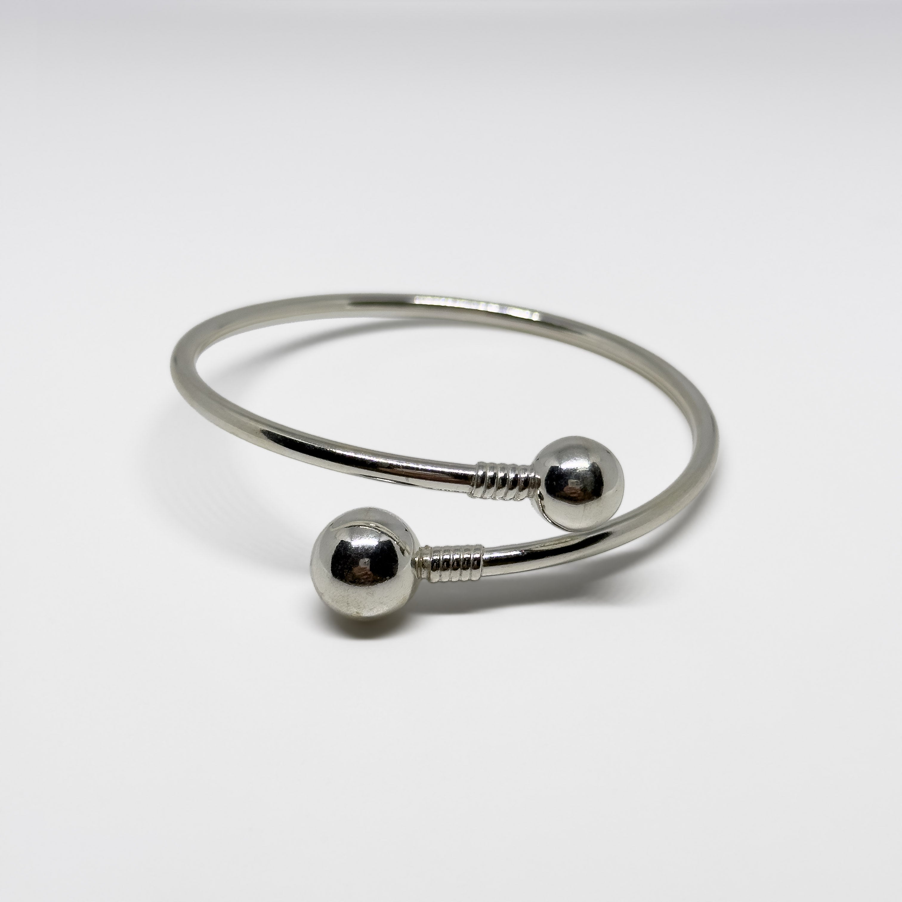 Hopeinen Pallo rannekoru