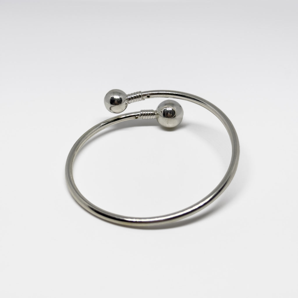 Hopeinen Pallo rannekoru