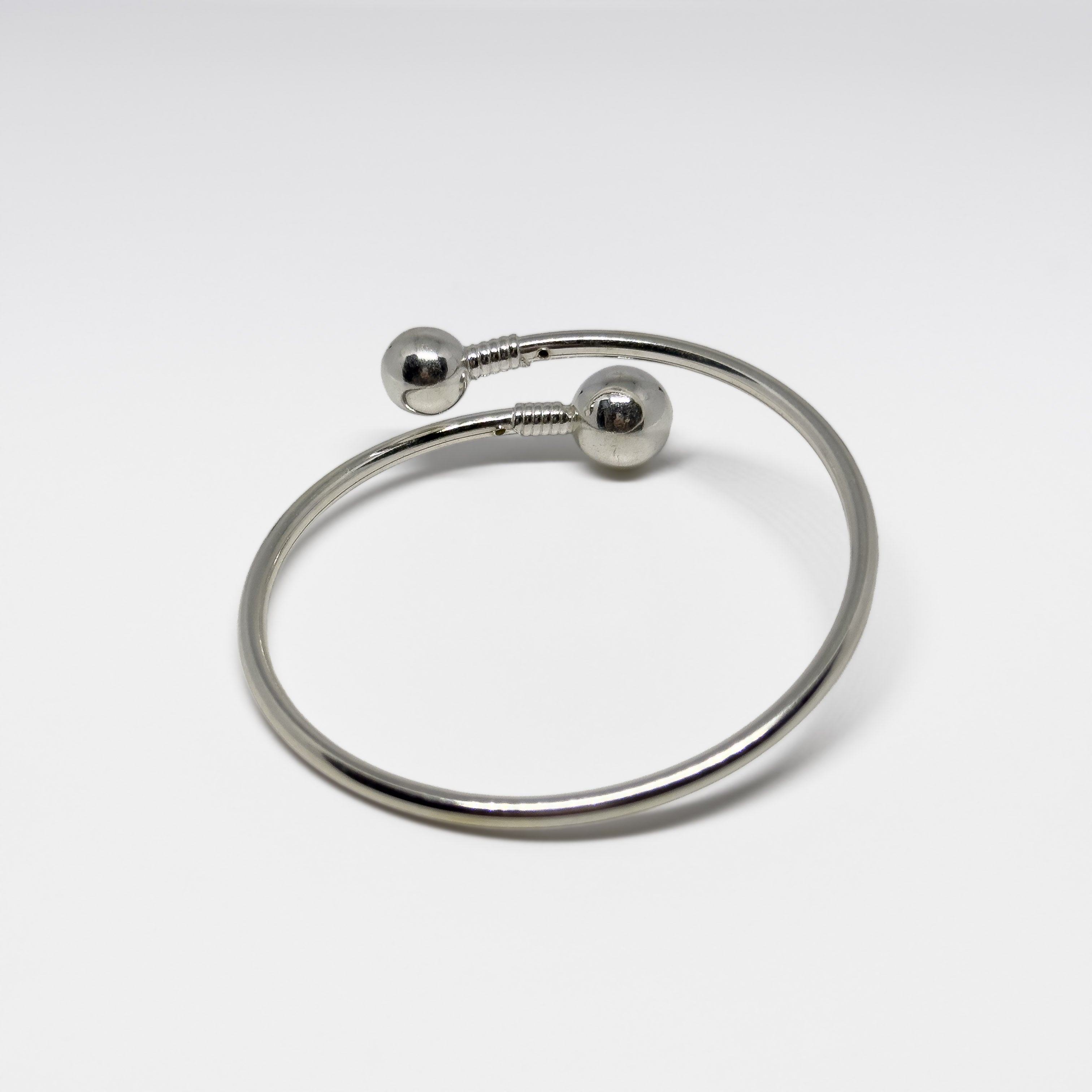 Hopeinen Pallo rannekoru