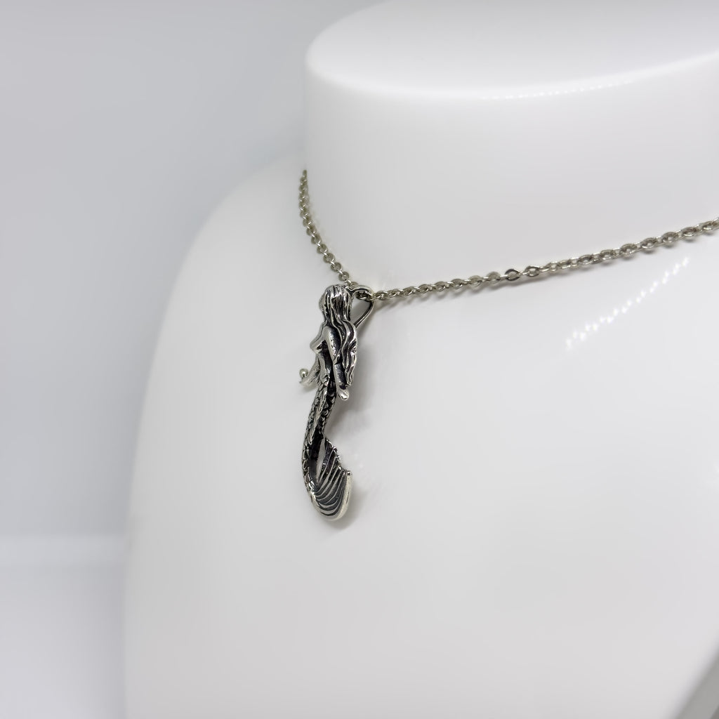 Hopeinen Merenneito riipus