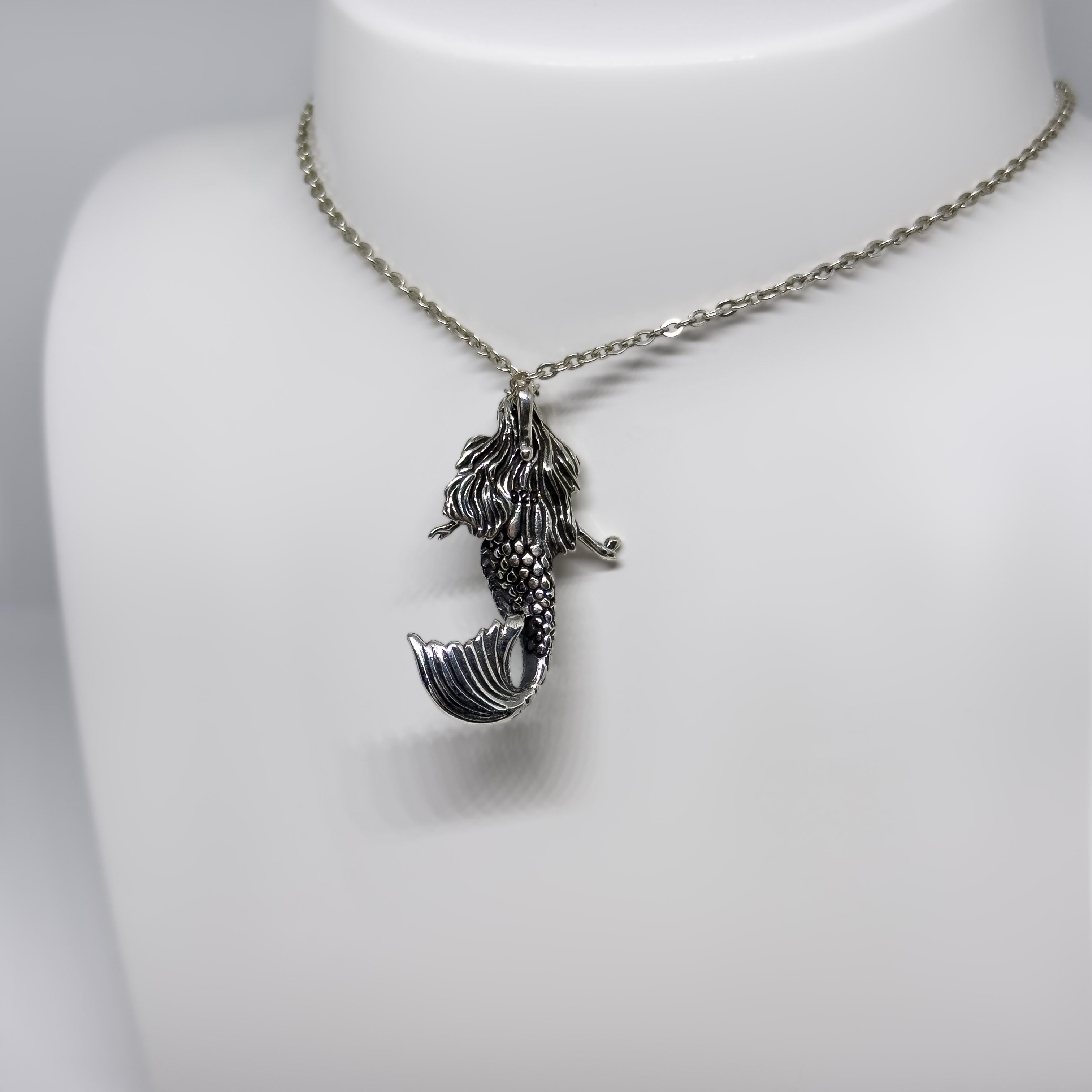 Hopeinen Merenneito riipus