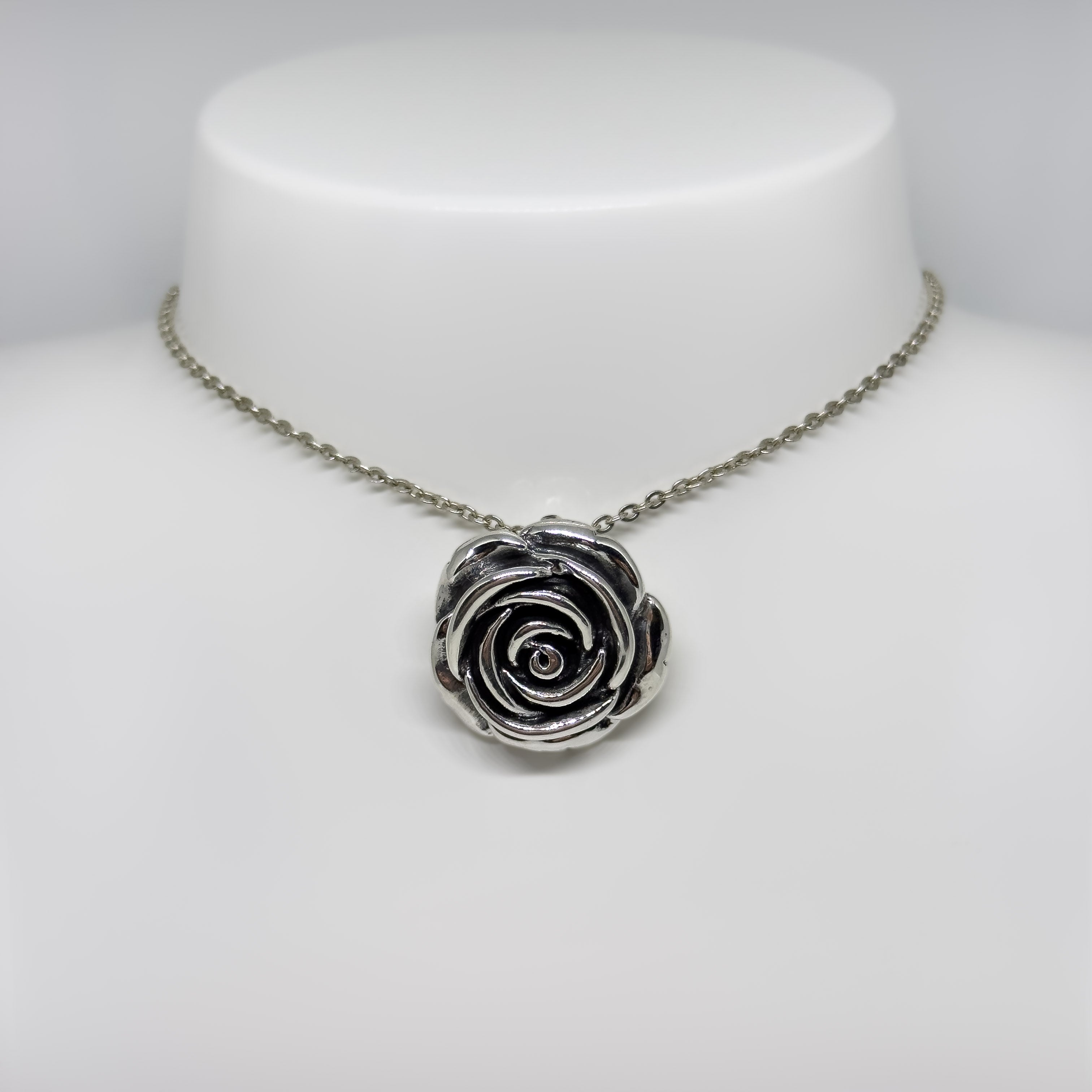 Hopeinen Ruusu riipus