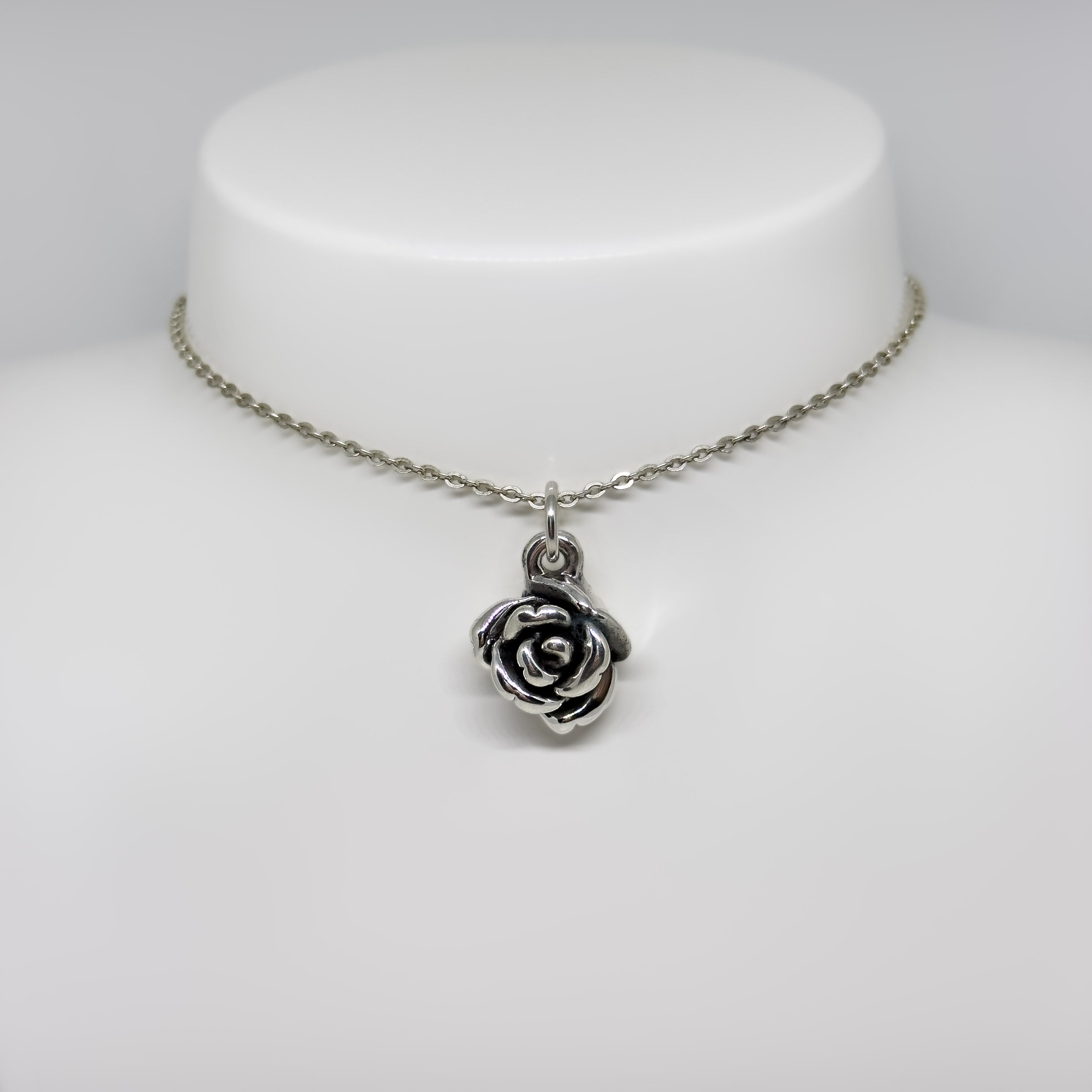 Hopeinen Ruusu riipus