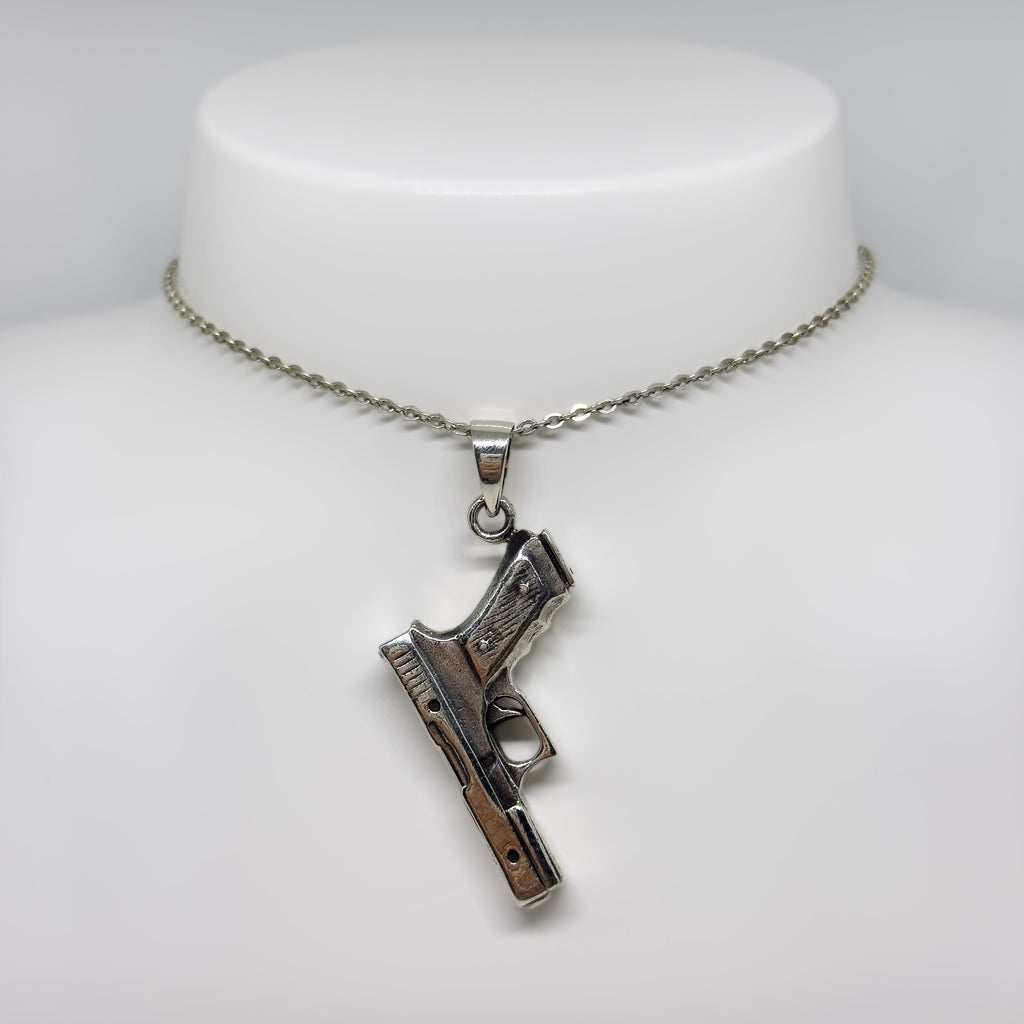 Hopeinen Colt riipus