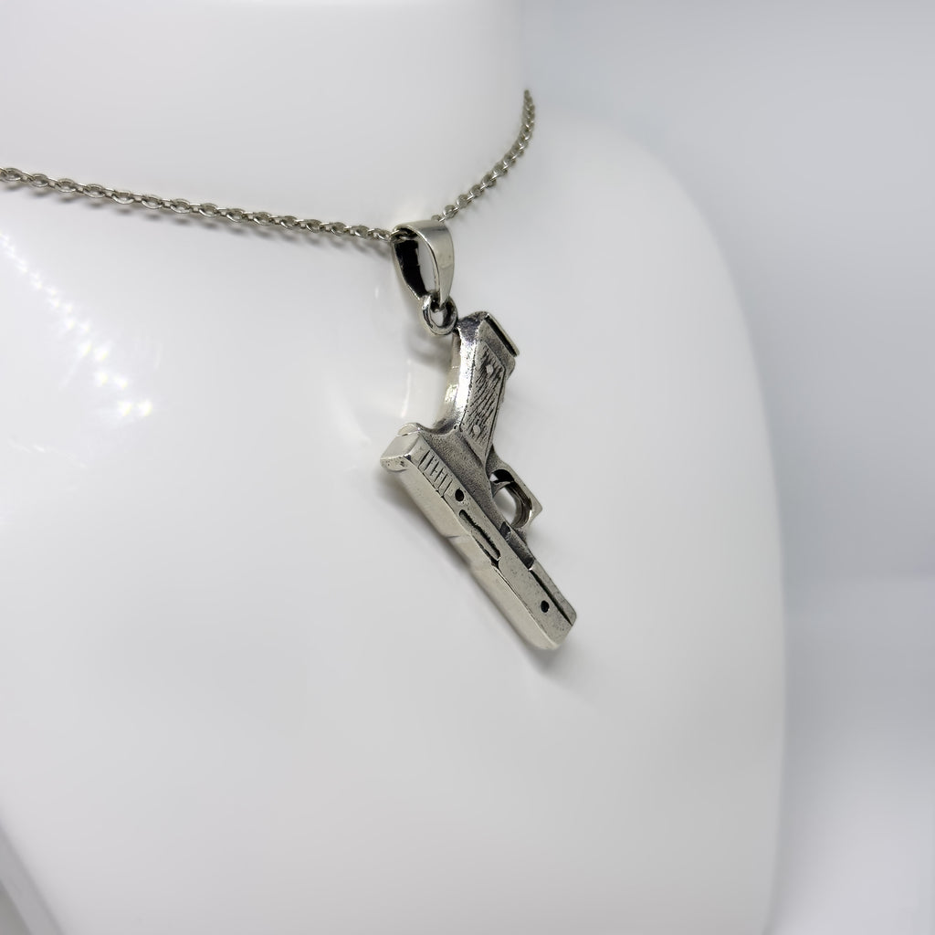 Hopeinen Colt riipus