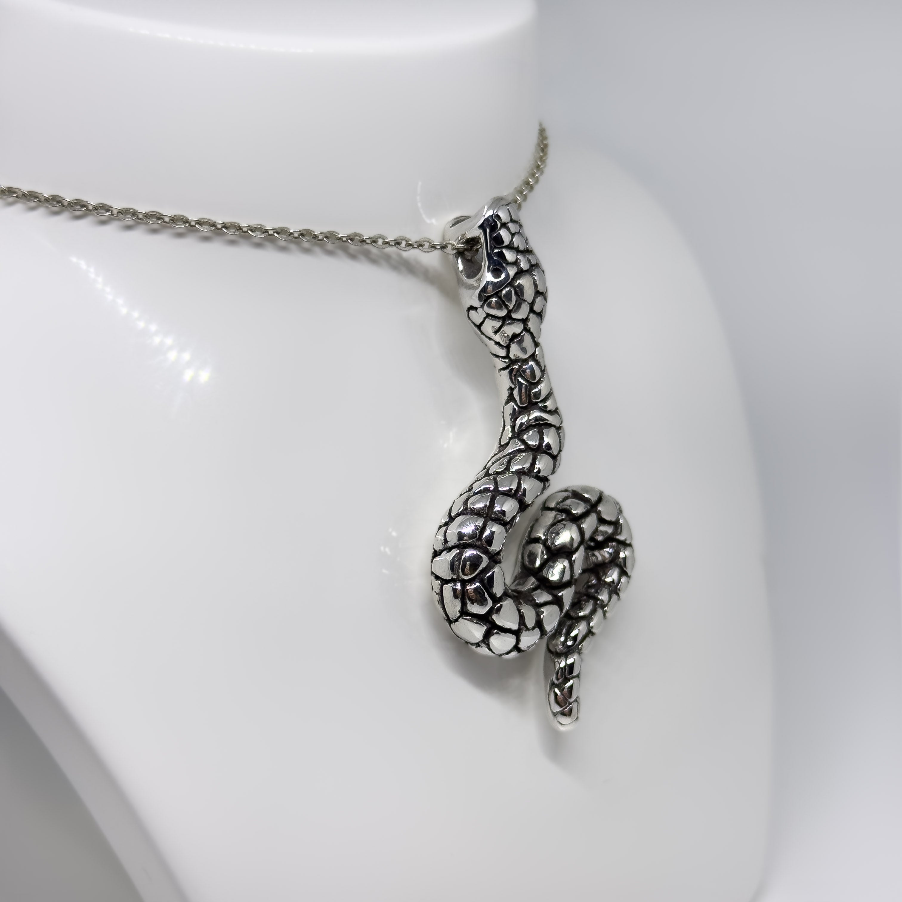 Hopeinen Käärme riipus