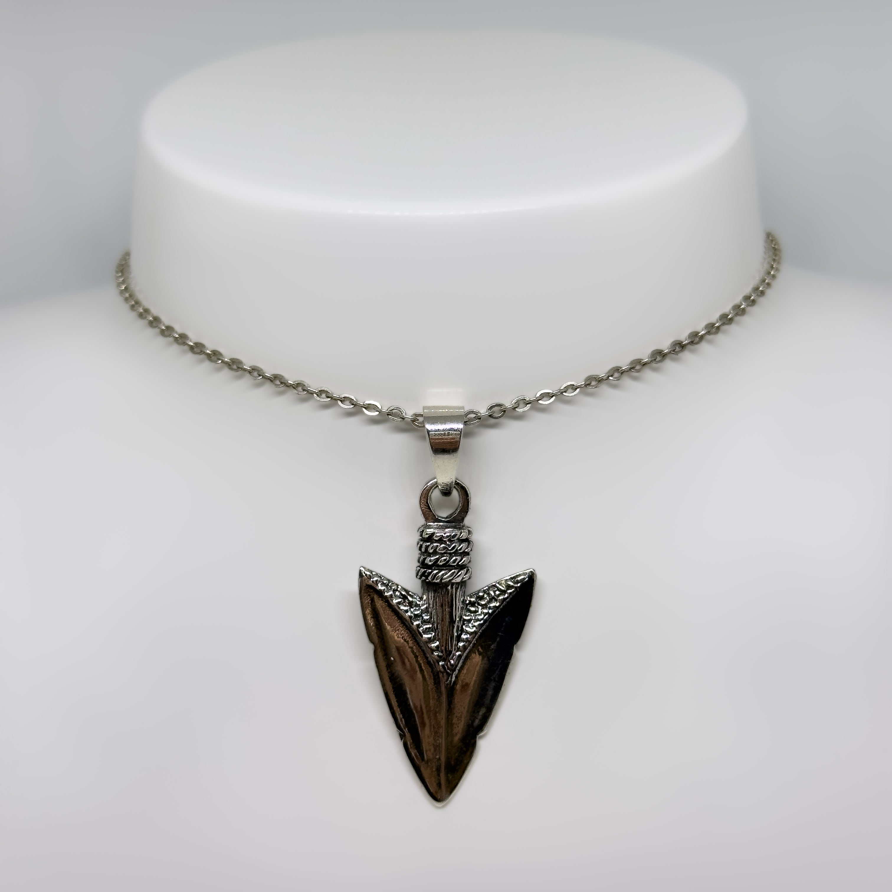 Hopeinen Nuolenkärki riipus