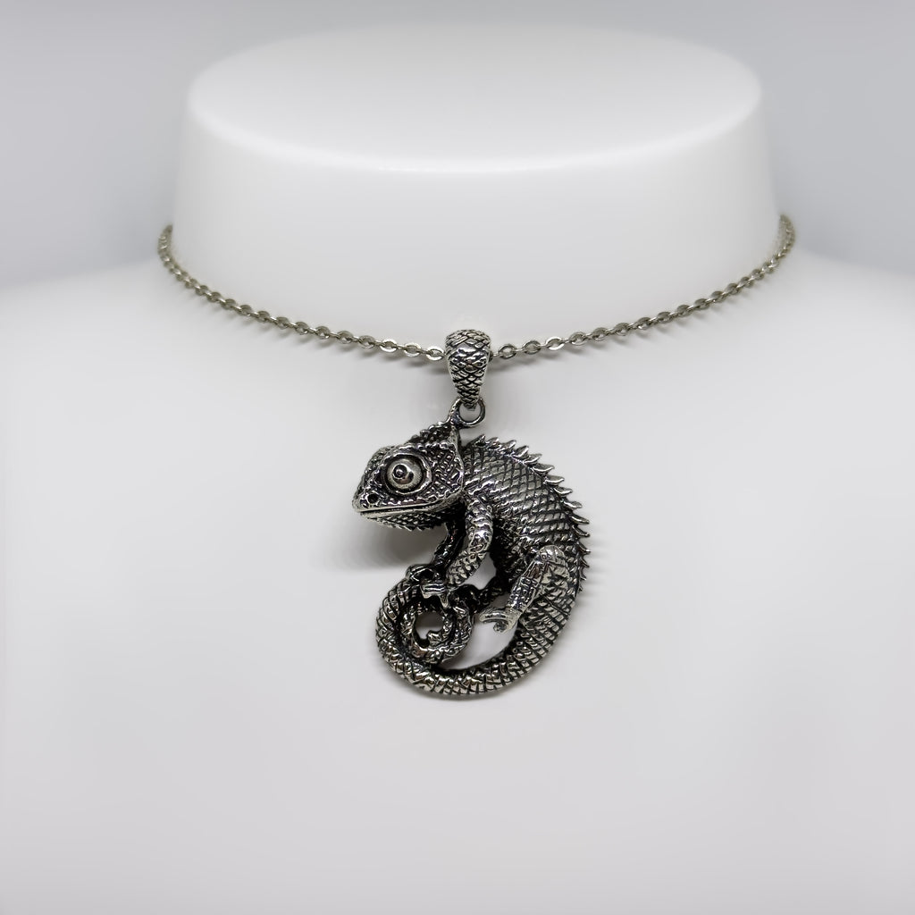 Hopeinen Kameleontti riipus