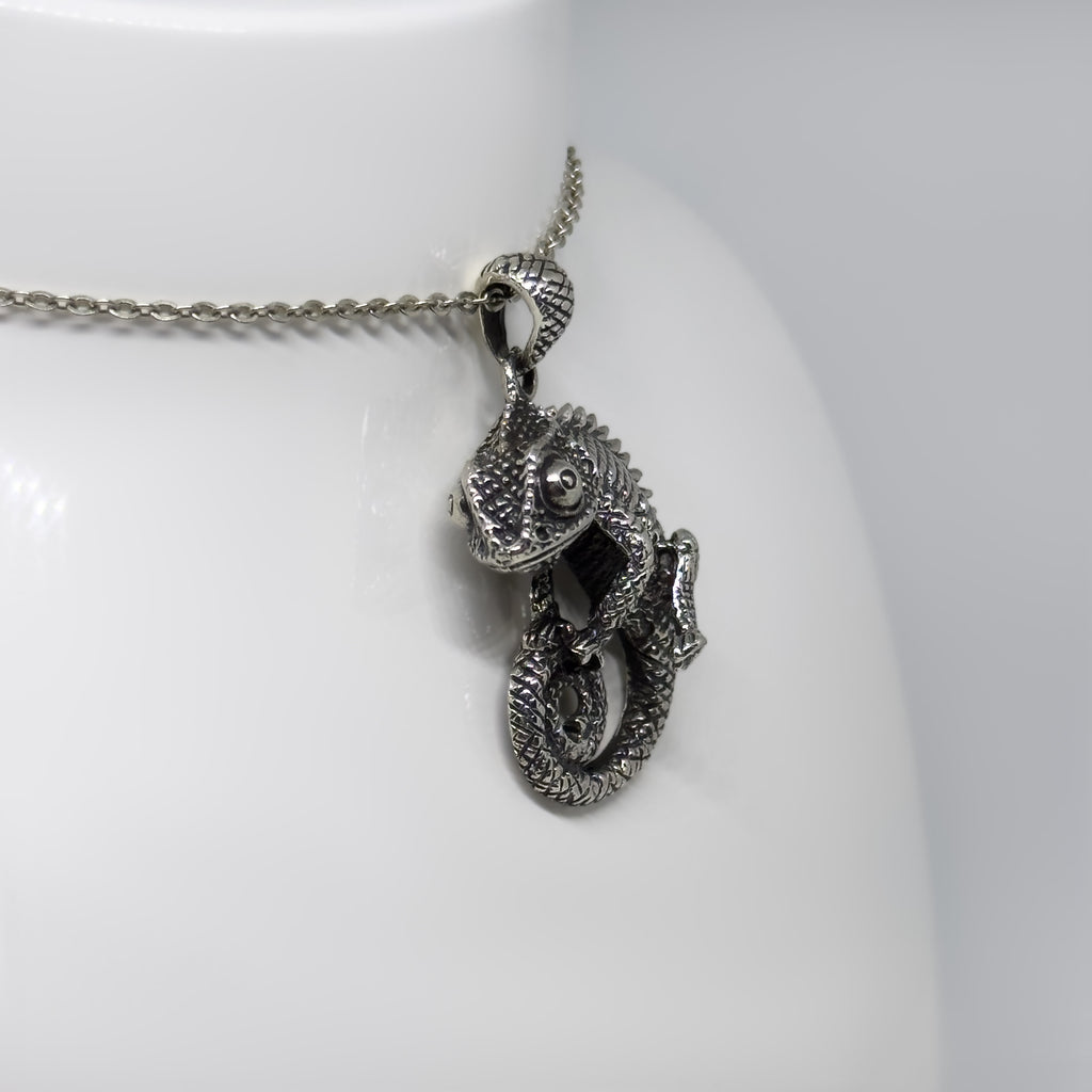 Hopeinen Kameleontti riipus