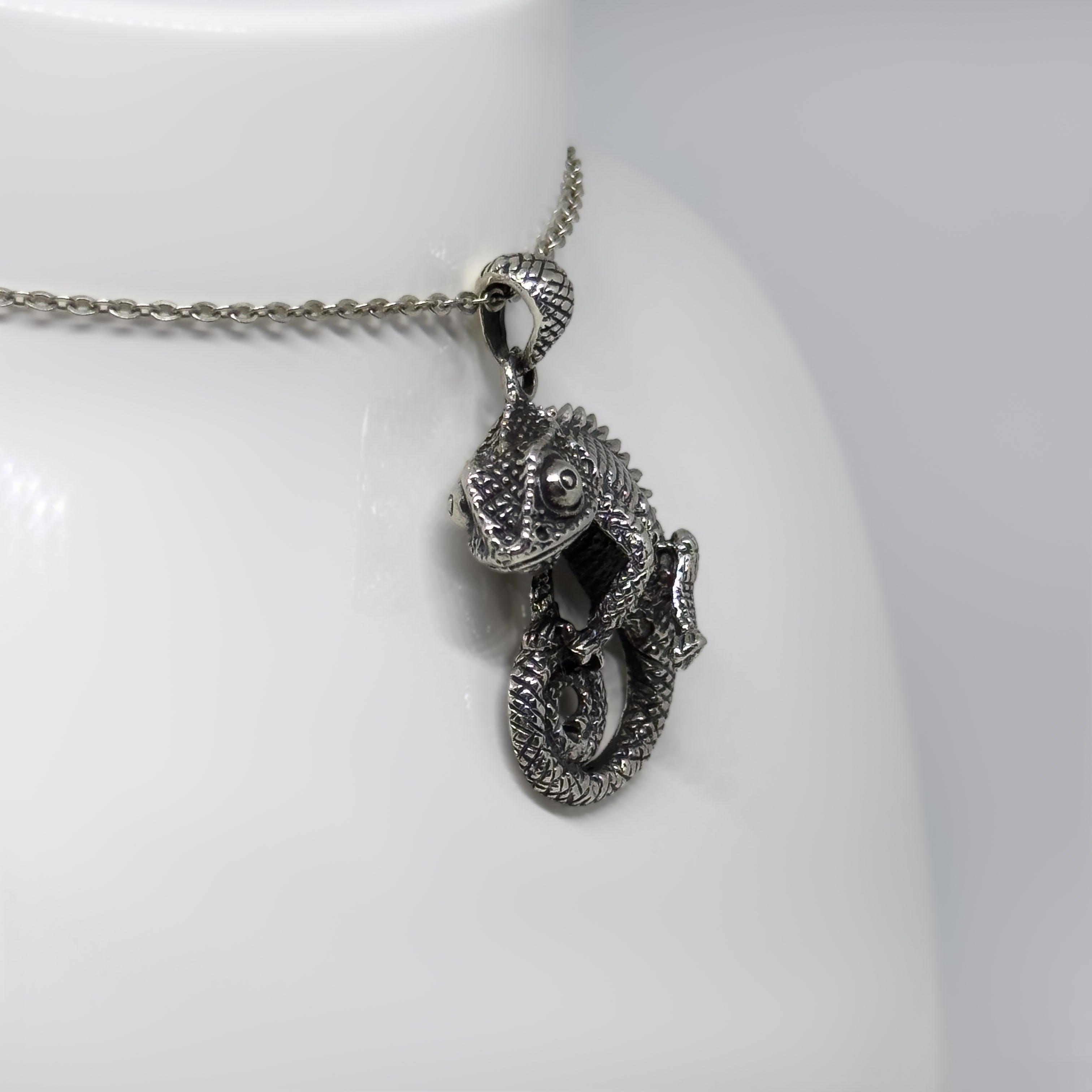 Hopeinen Kameleontti riipus