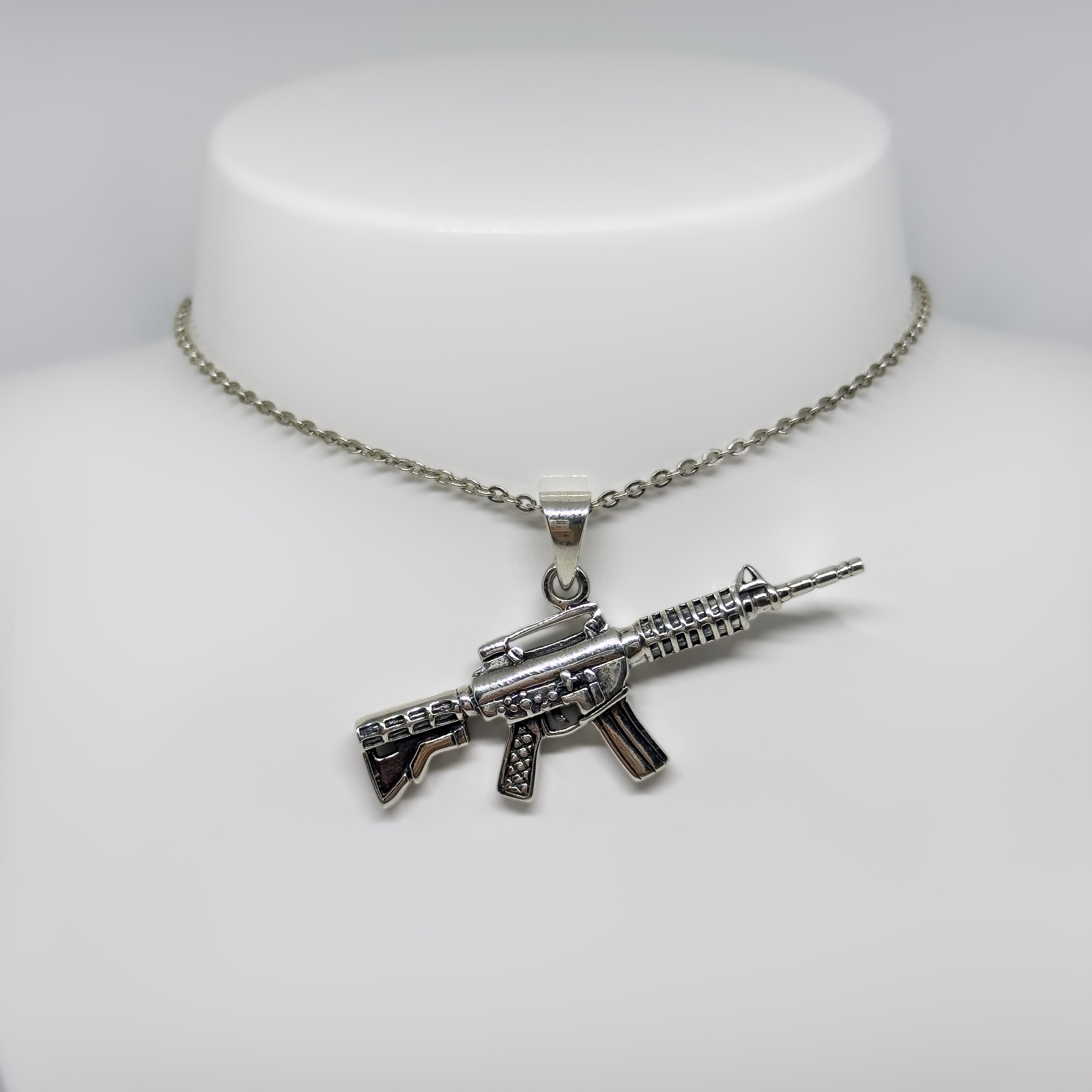 Hopeinen AK47 riipus