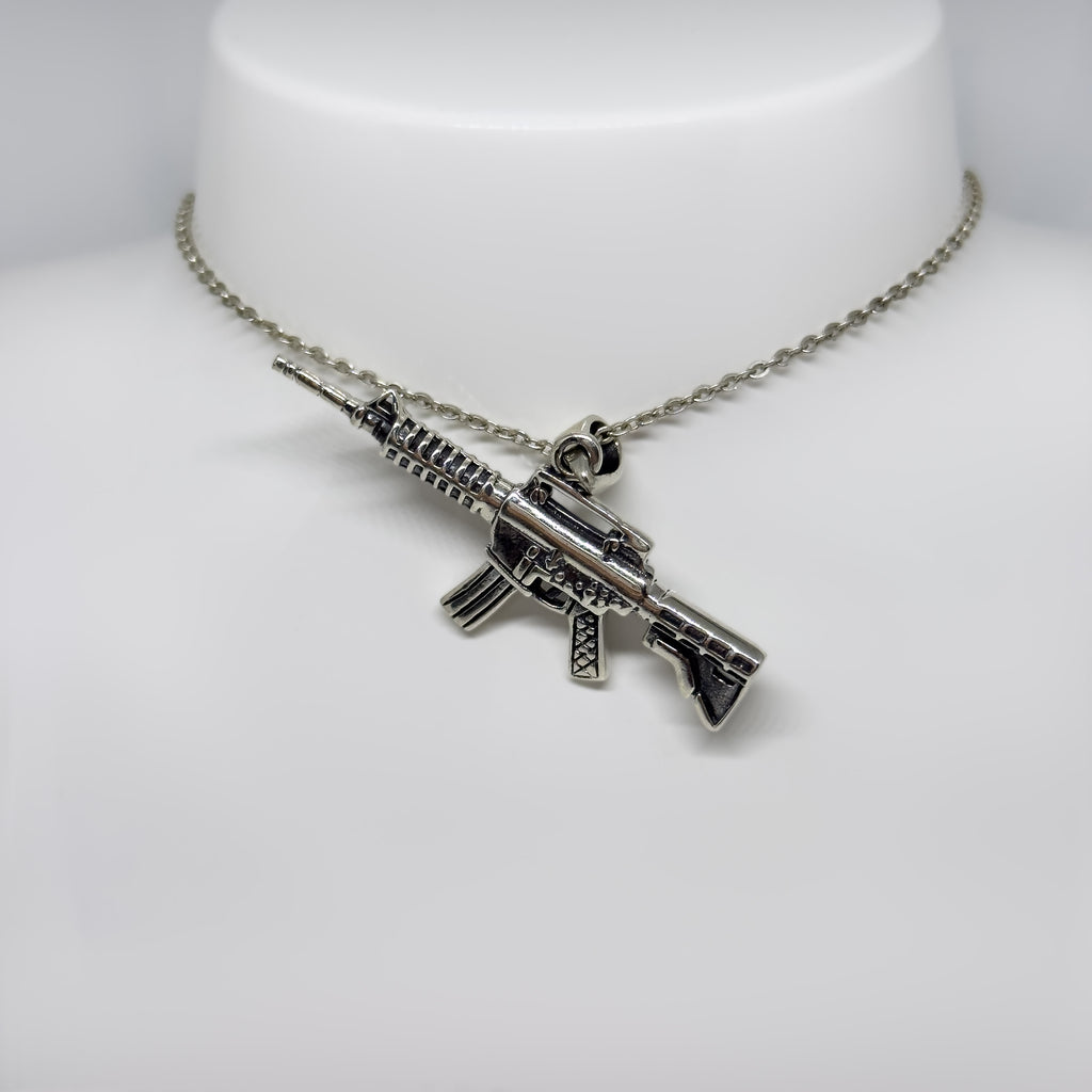 Hopeinen AK47 riipus