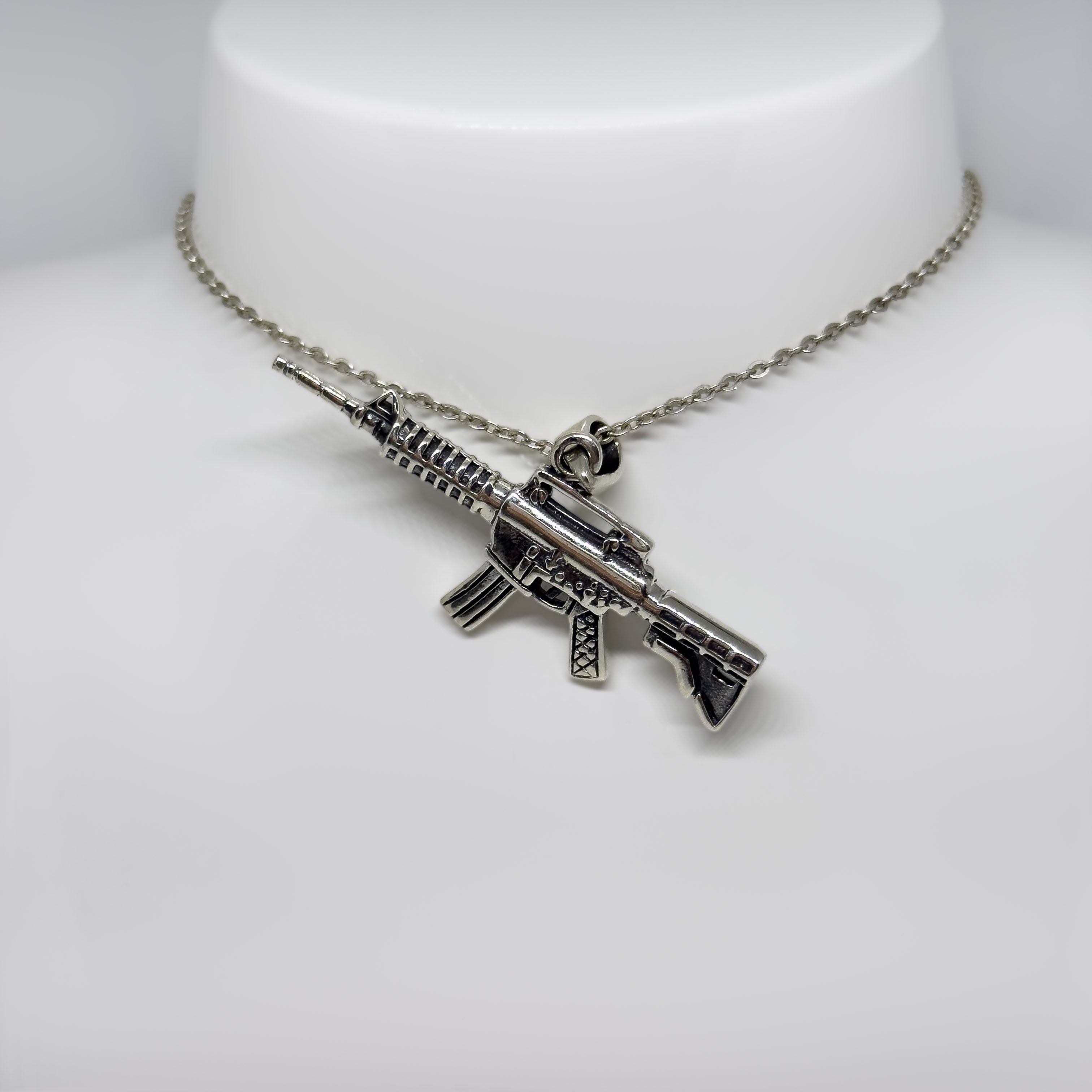 Hopeinen AK47 riipus