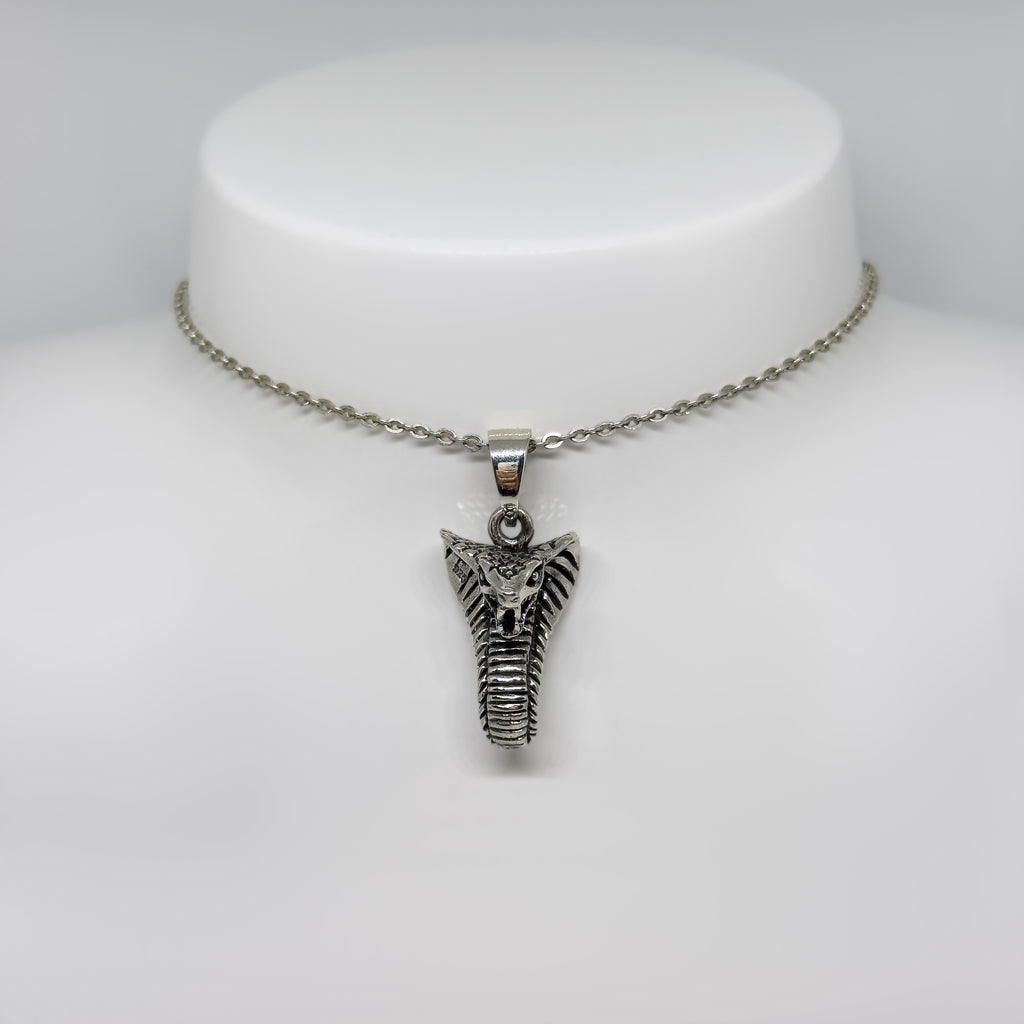 Hopeinen Kobra riipus