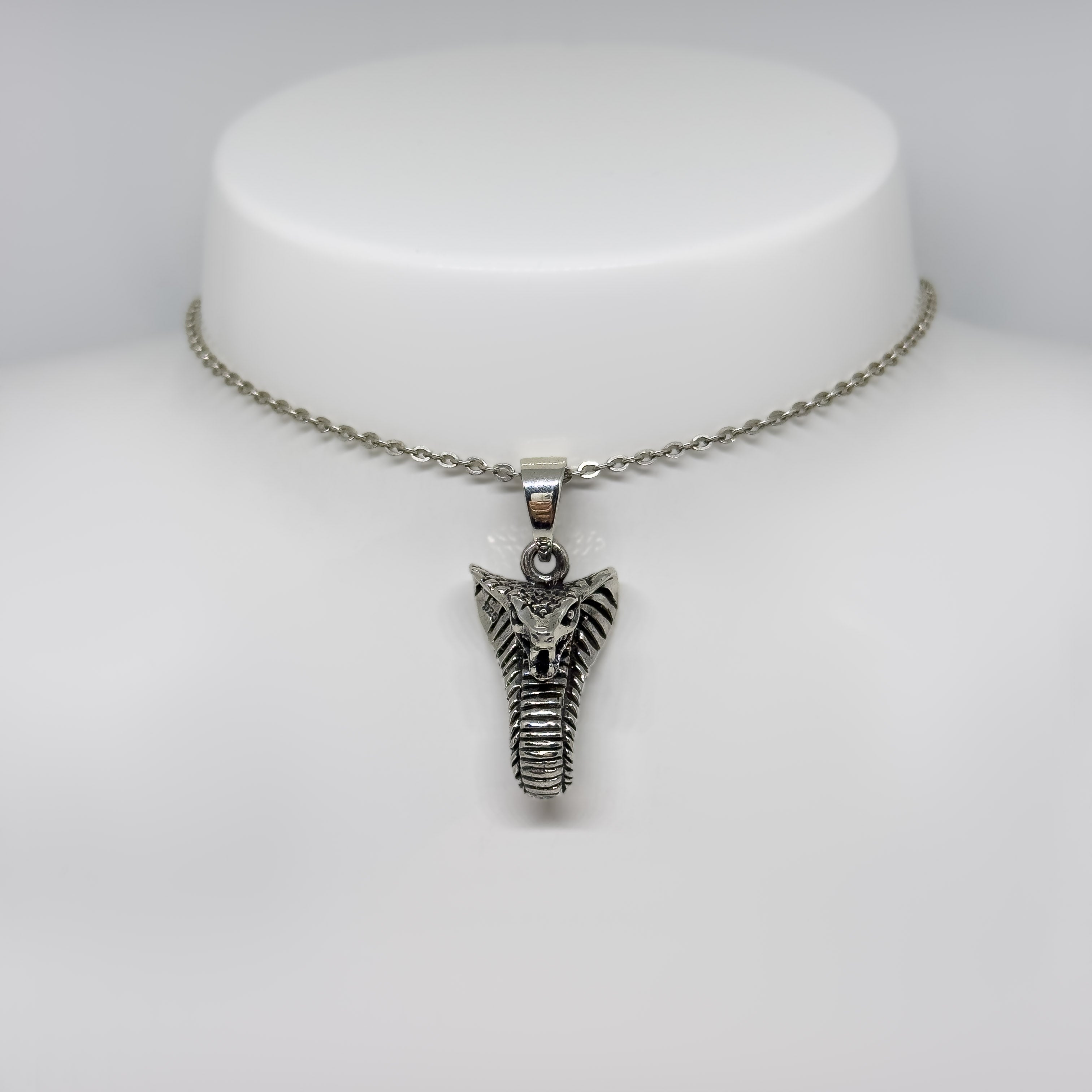 Hopeinen Kobra riipus