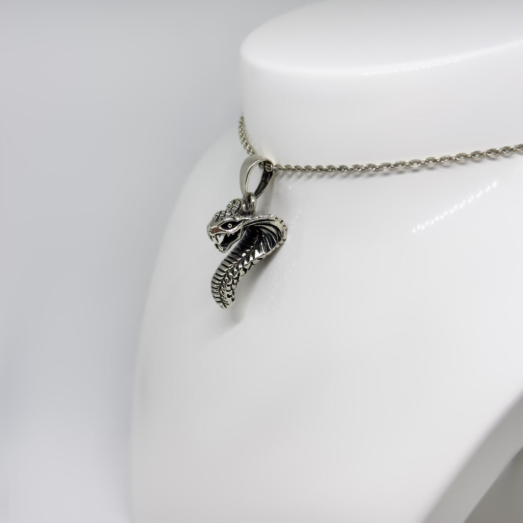 Hopeinen Kobra riipus