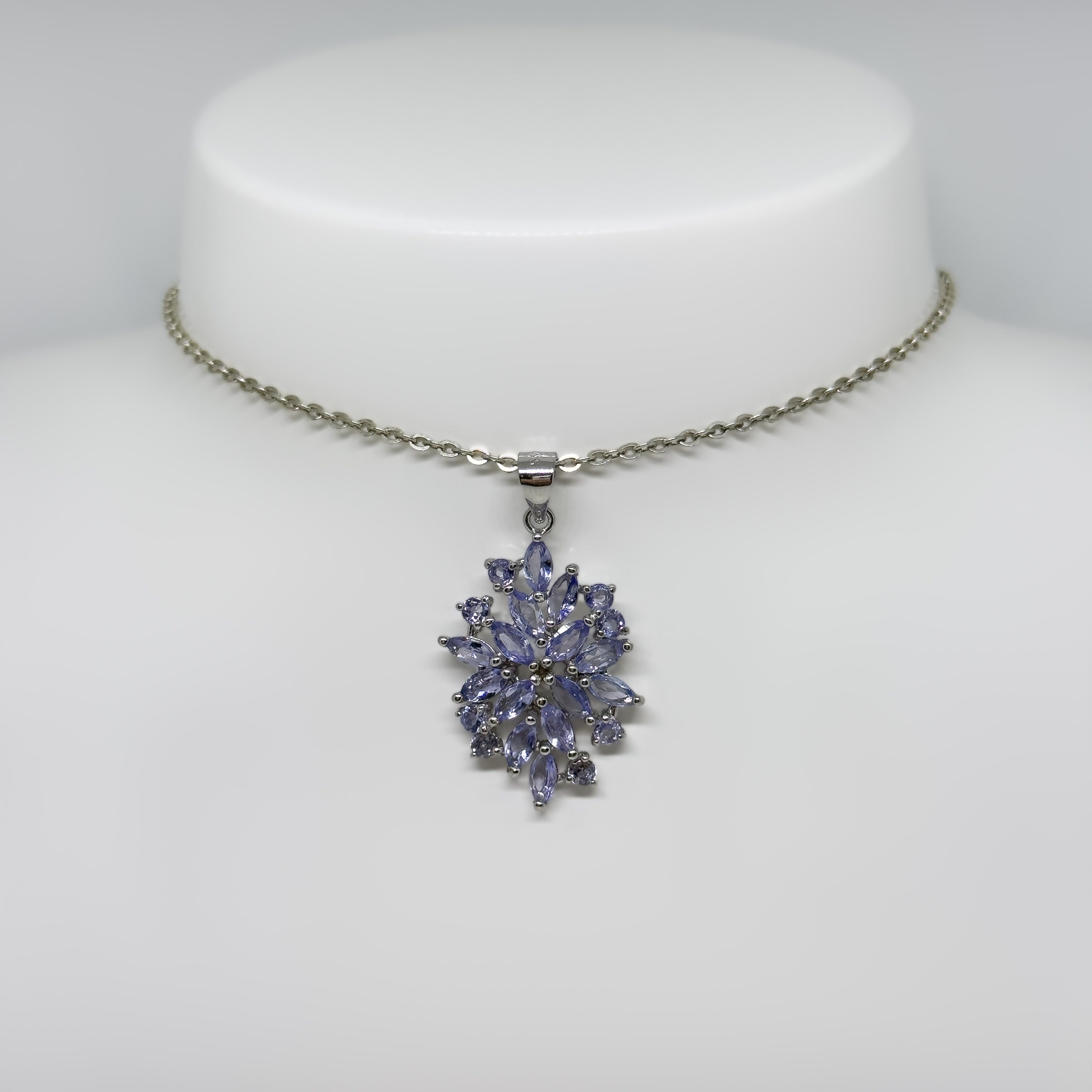 Hopeinen Tansaniitti riipus