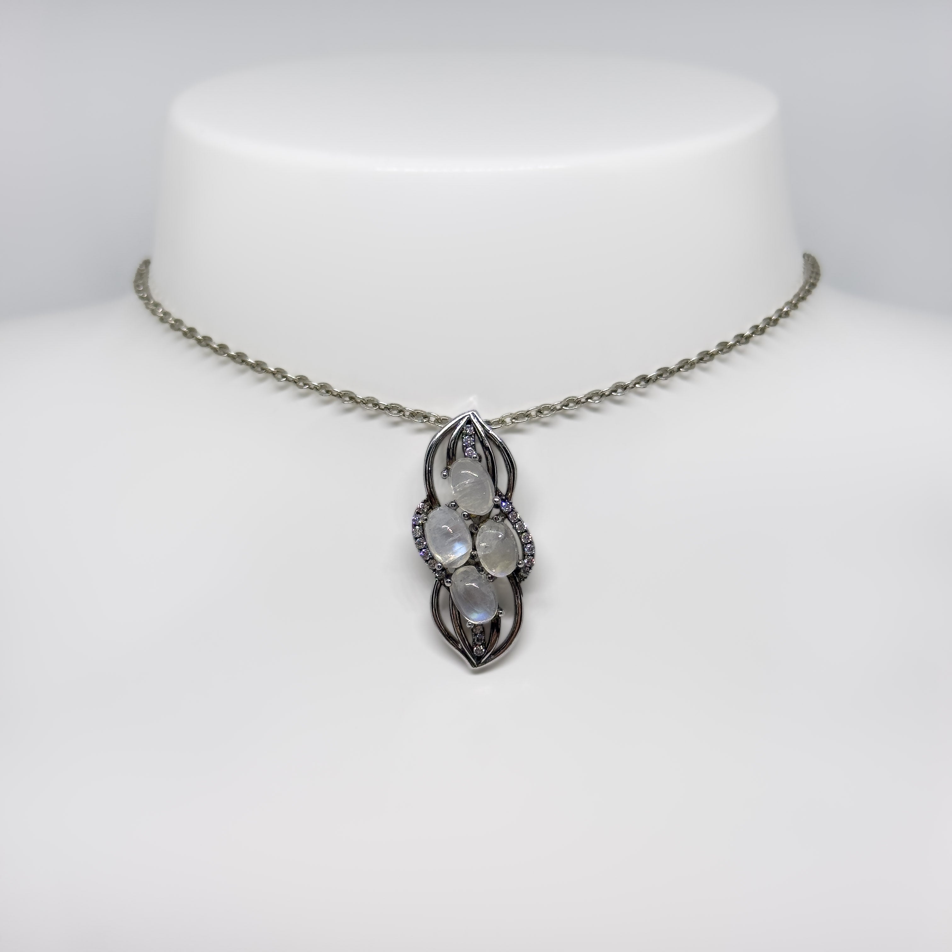 Hopeinen Kuukivi & Kristalli riipus