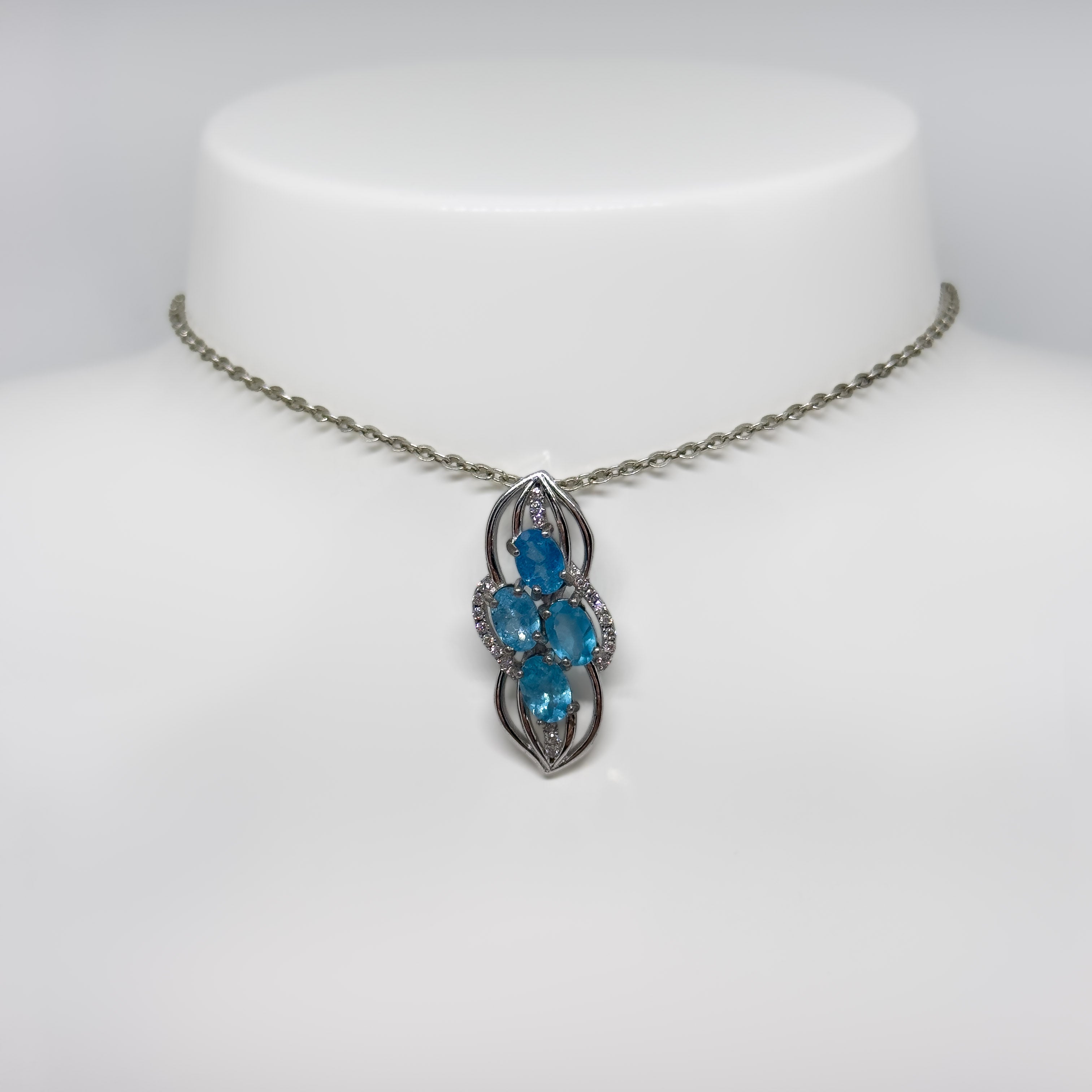 Hopeinen Topaasi & Kristalli riipus