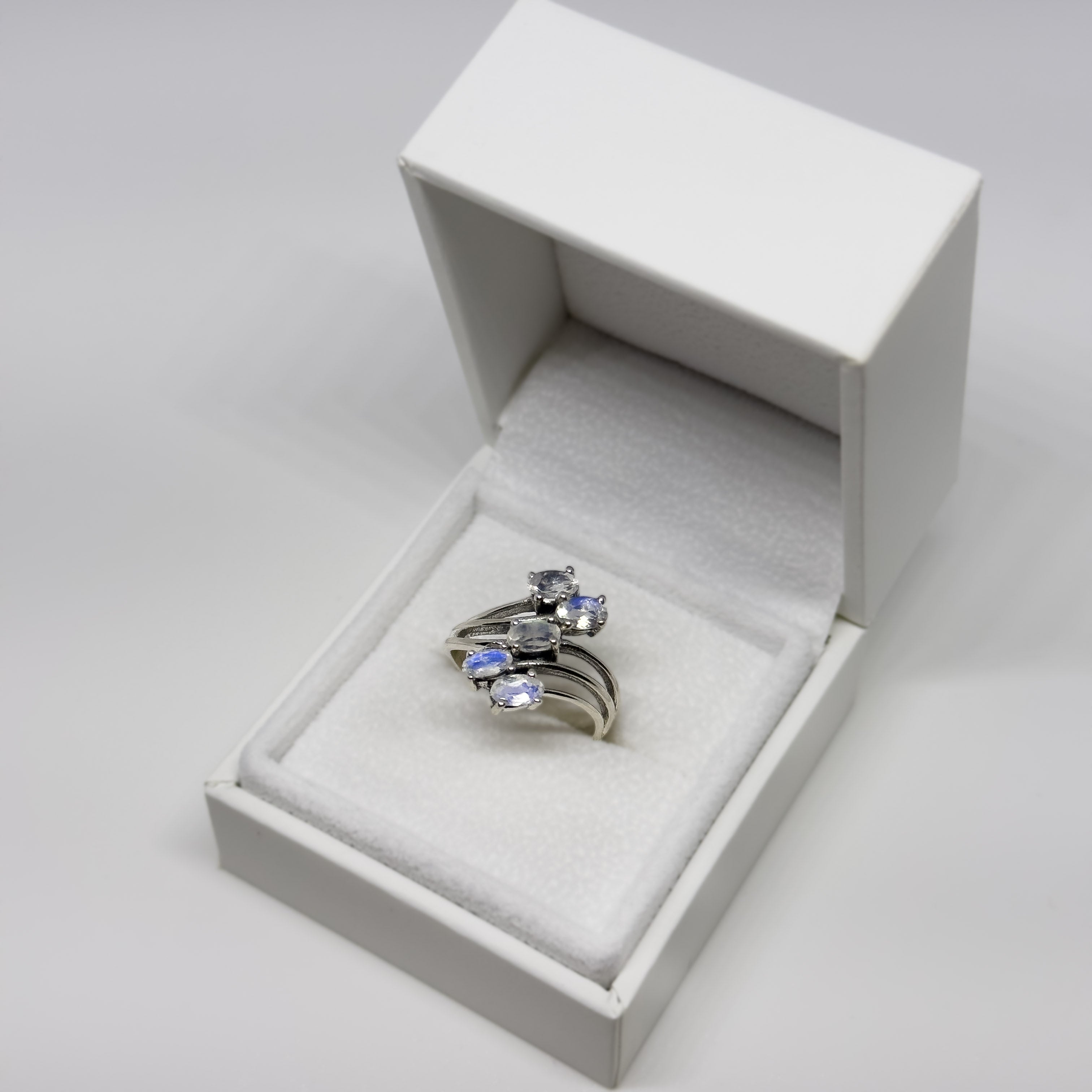 Hopeinen Kuukivi sormus