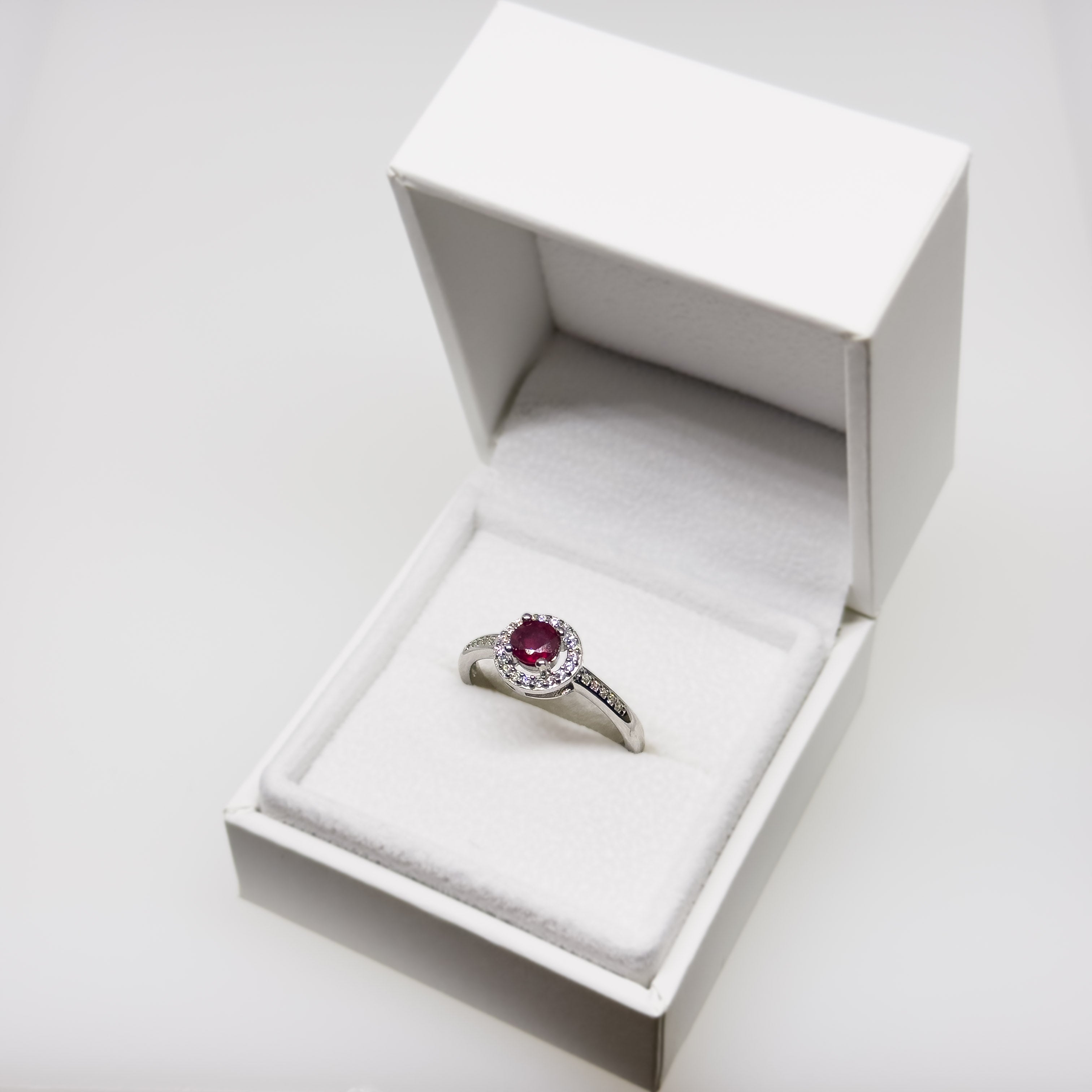 Hopeinen Rubiini & Kristalli sormus, koko 17+