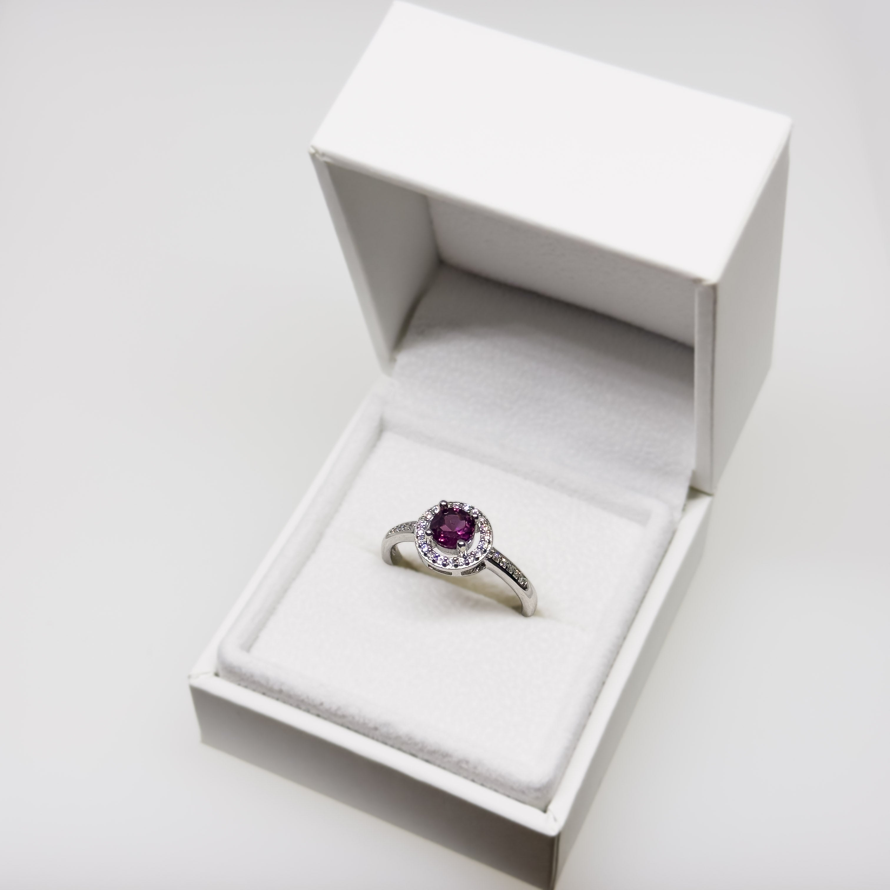 Hopeinen Rhodoliitti & Kristalli sormus, koko 17+