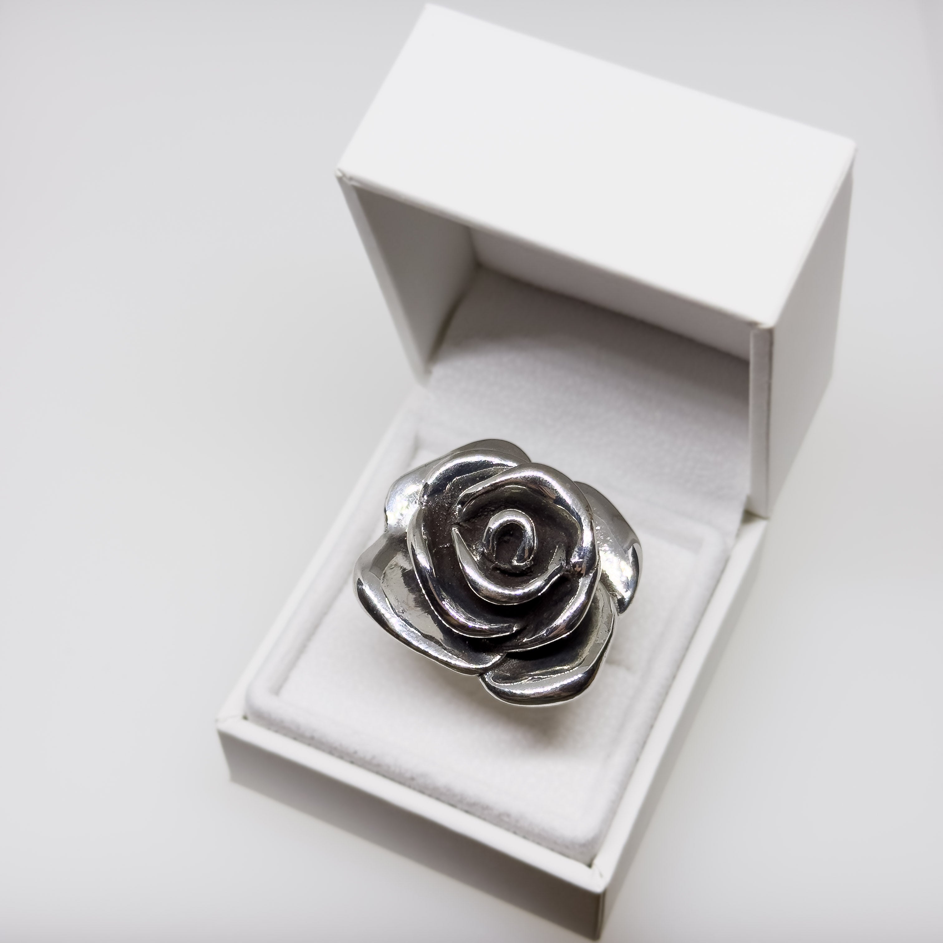 Hopeinen Ruusu sormus