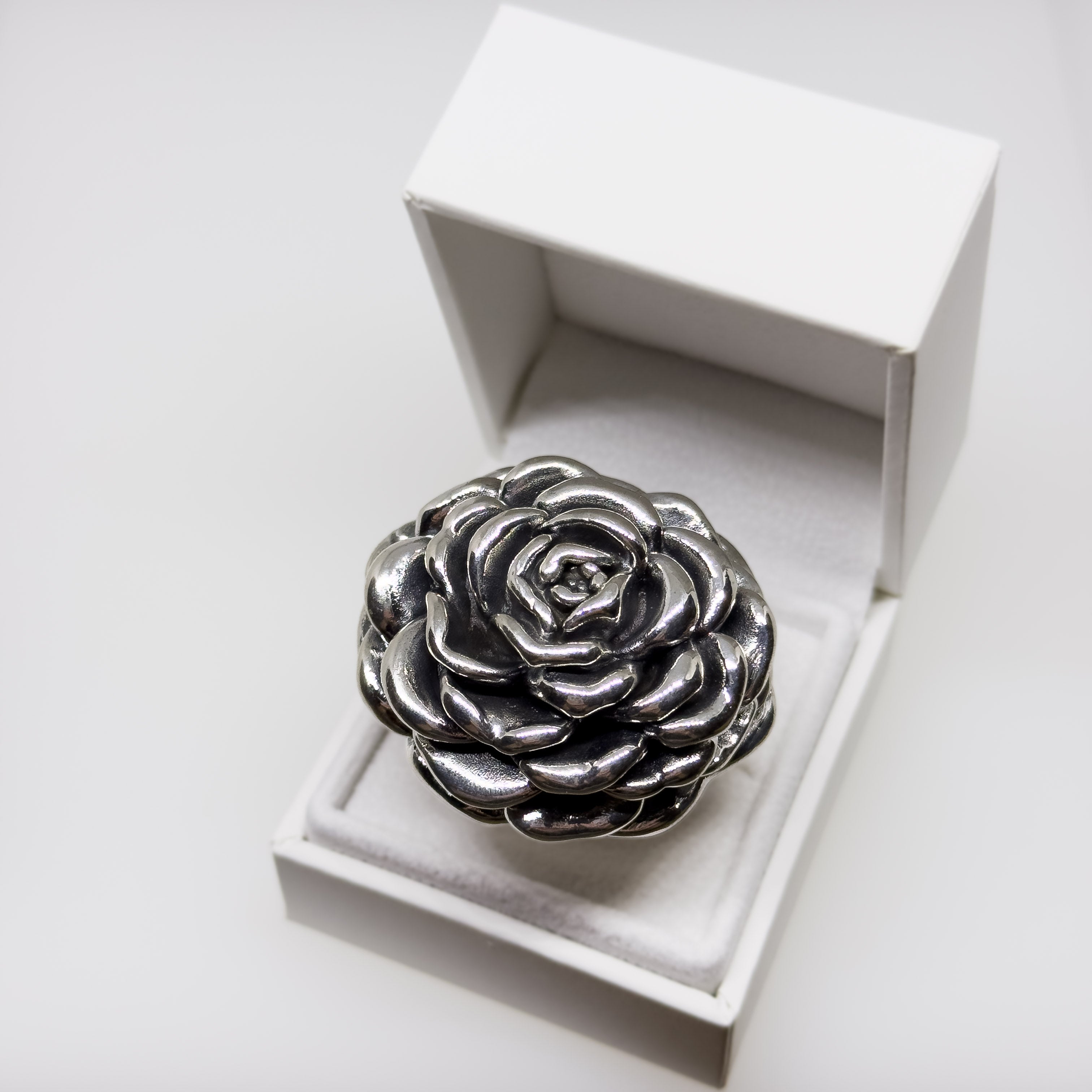 Hopeinen jättimäinen Ruusu sormus