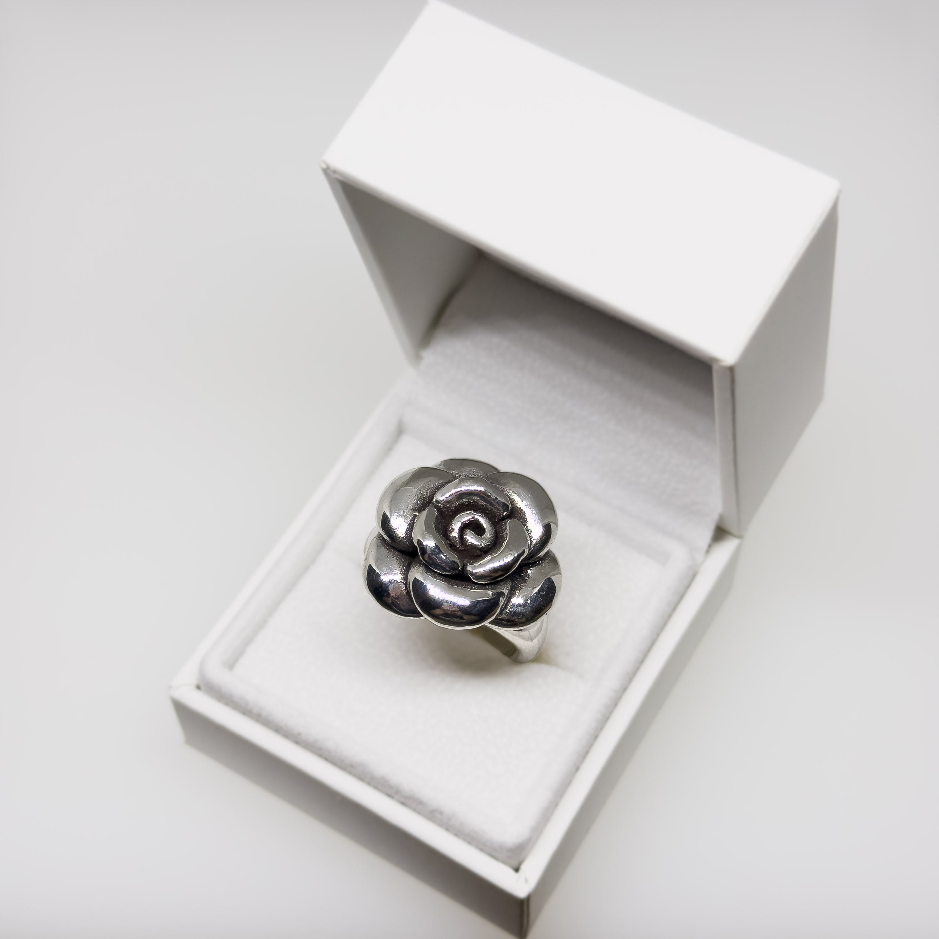 Hopeinen Ruusu sormus