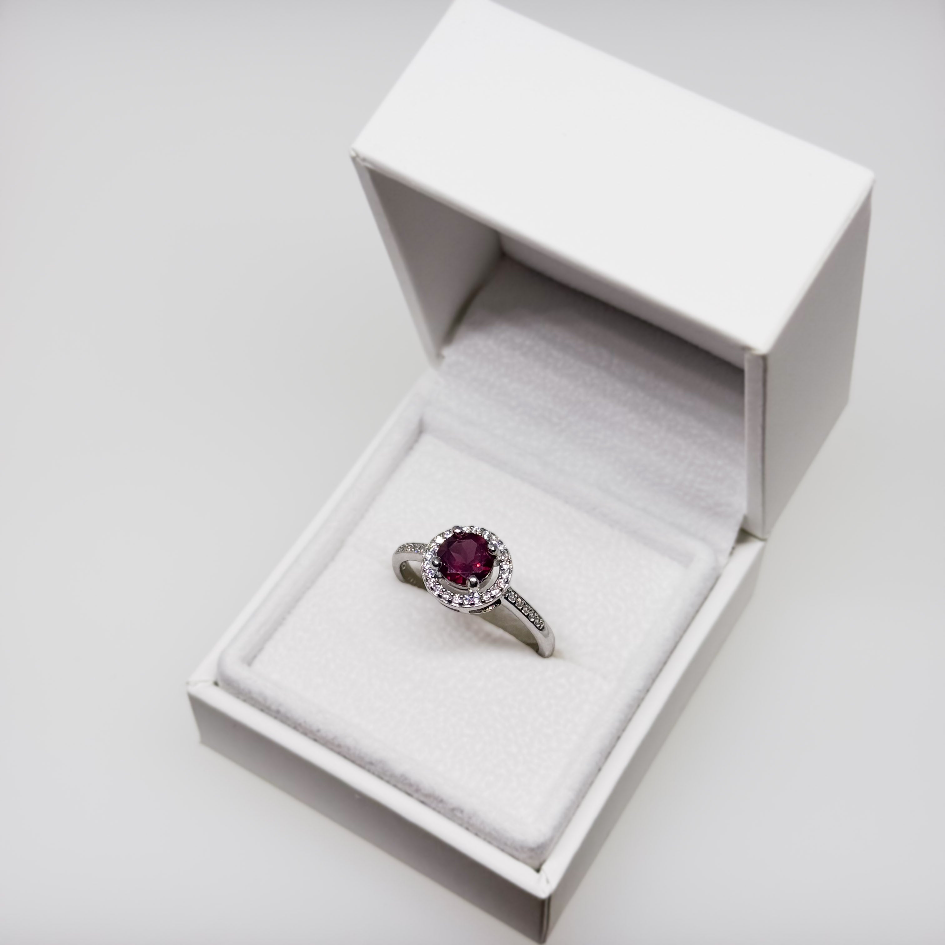 Hopeinen Rhodoliitti & Kristalli sormus, koko 18+