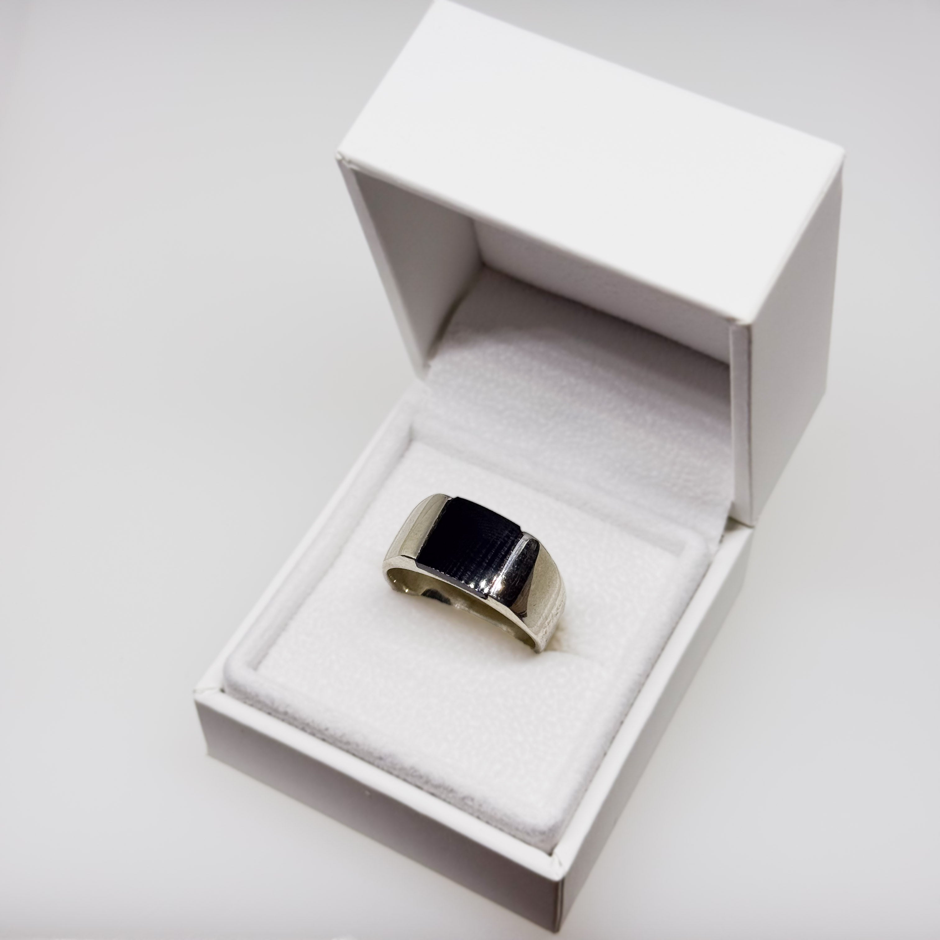 Hopeinen Onyx sormus