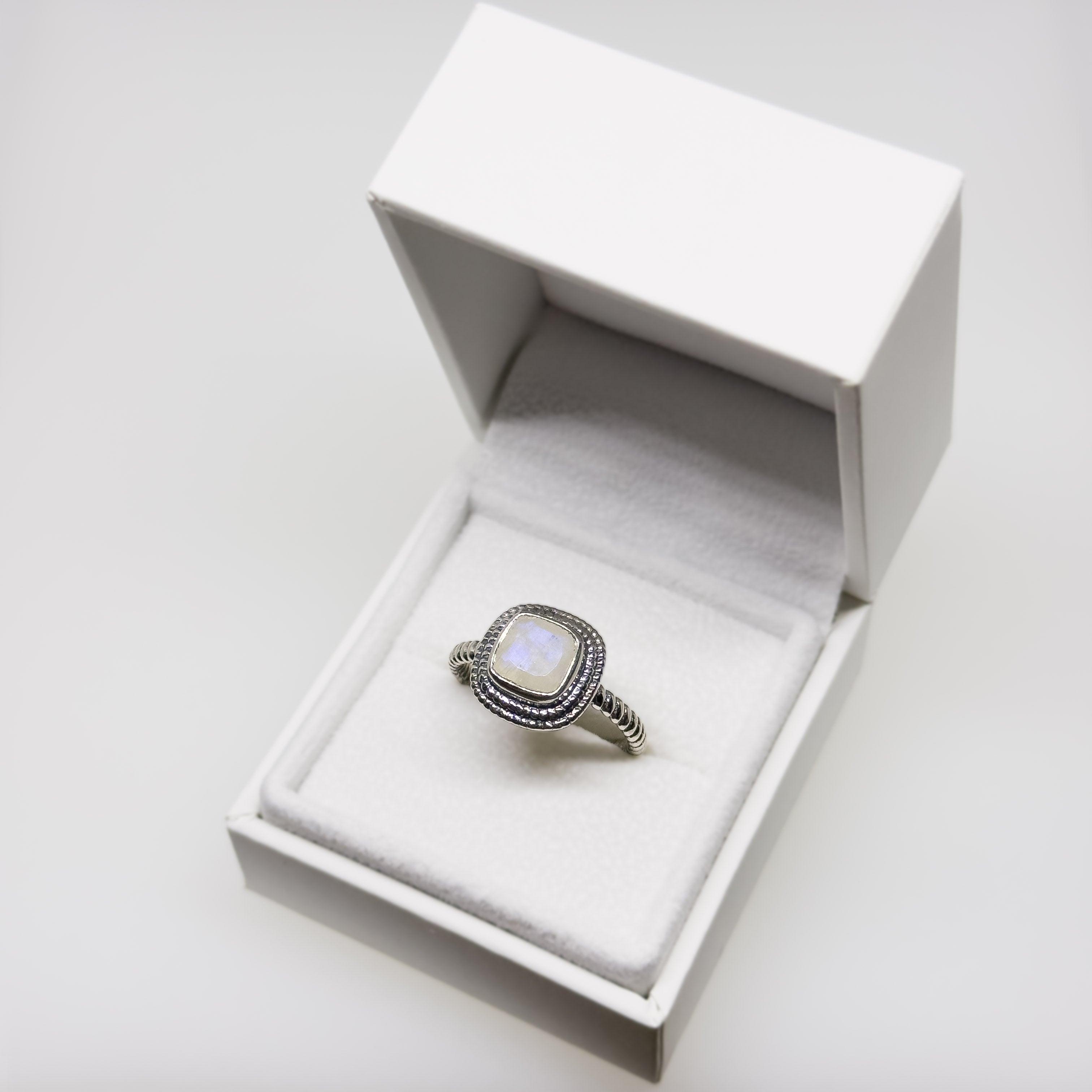 Hopeinen Kuukivi sormus, koko 18+