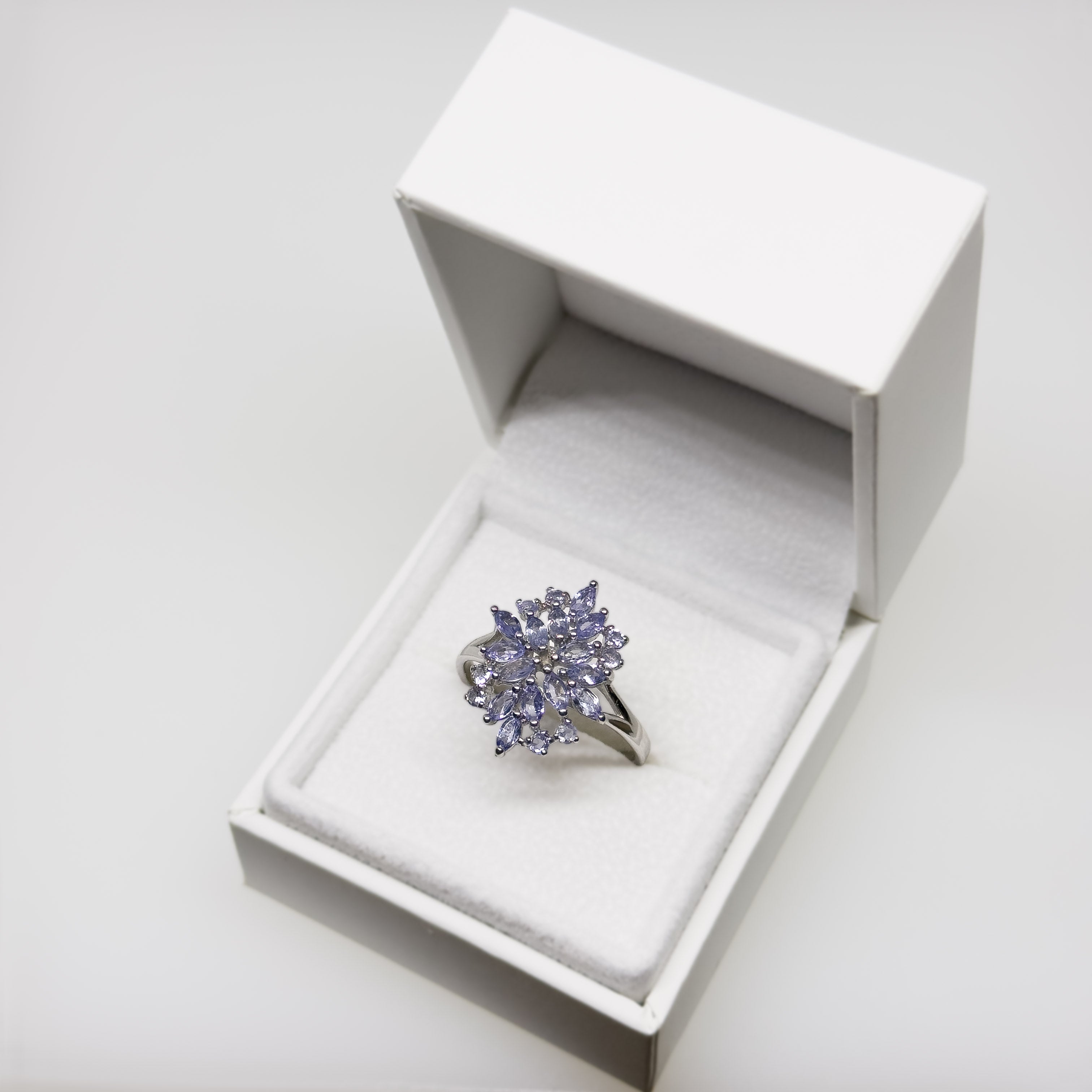 Hopeinen Tansaniitti sormus, koko 19+