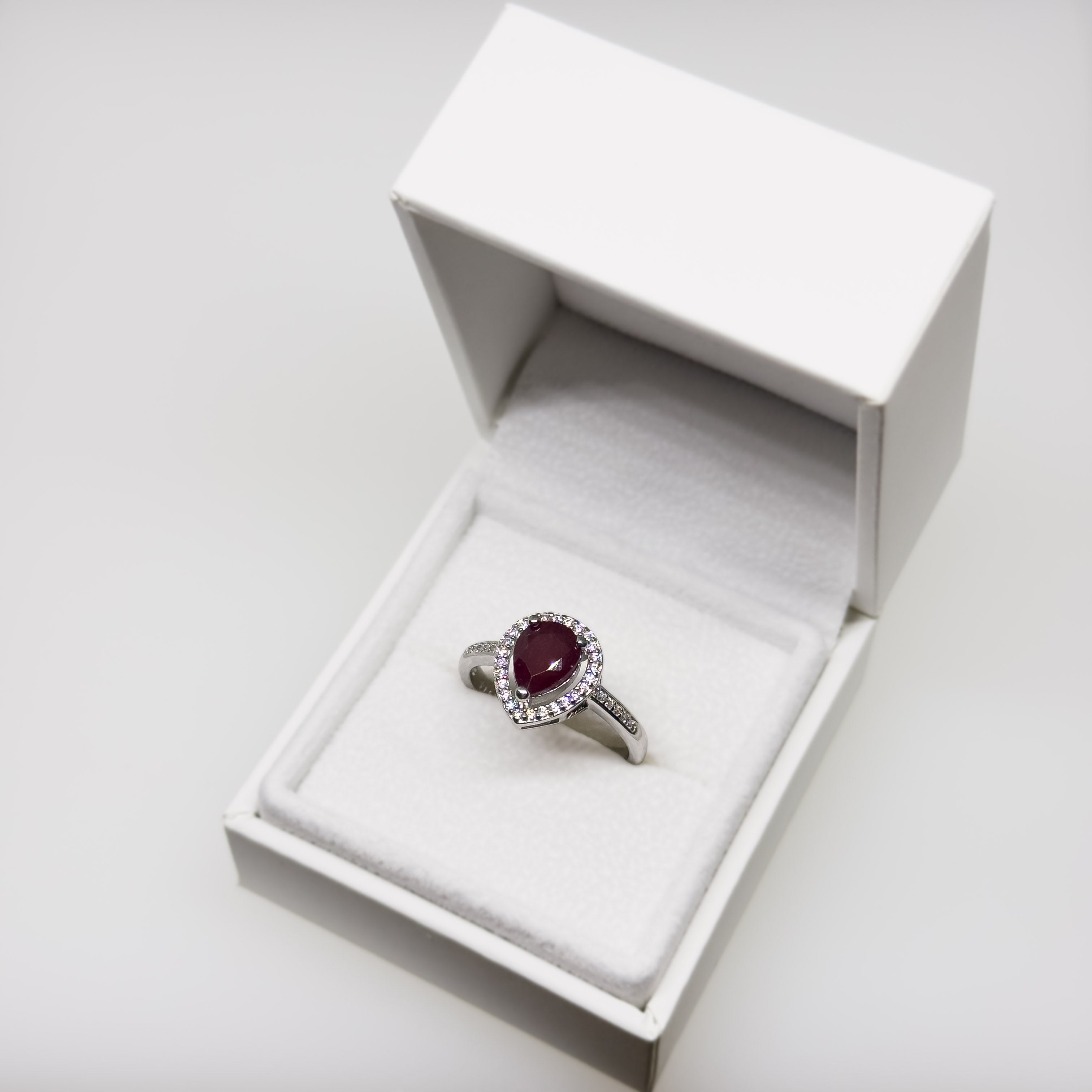 Hopeinen Rubiini & Kristalli sormus, koko 17.5