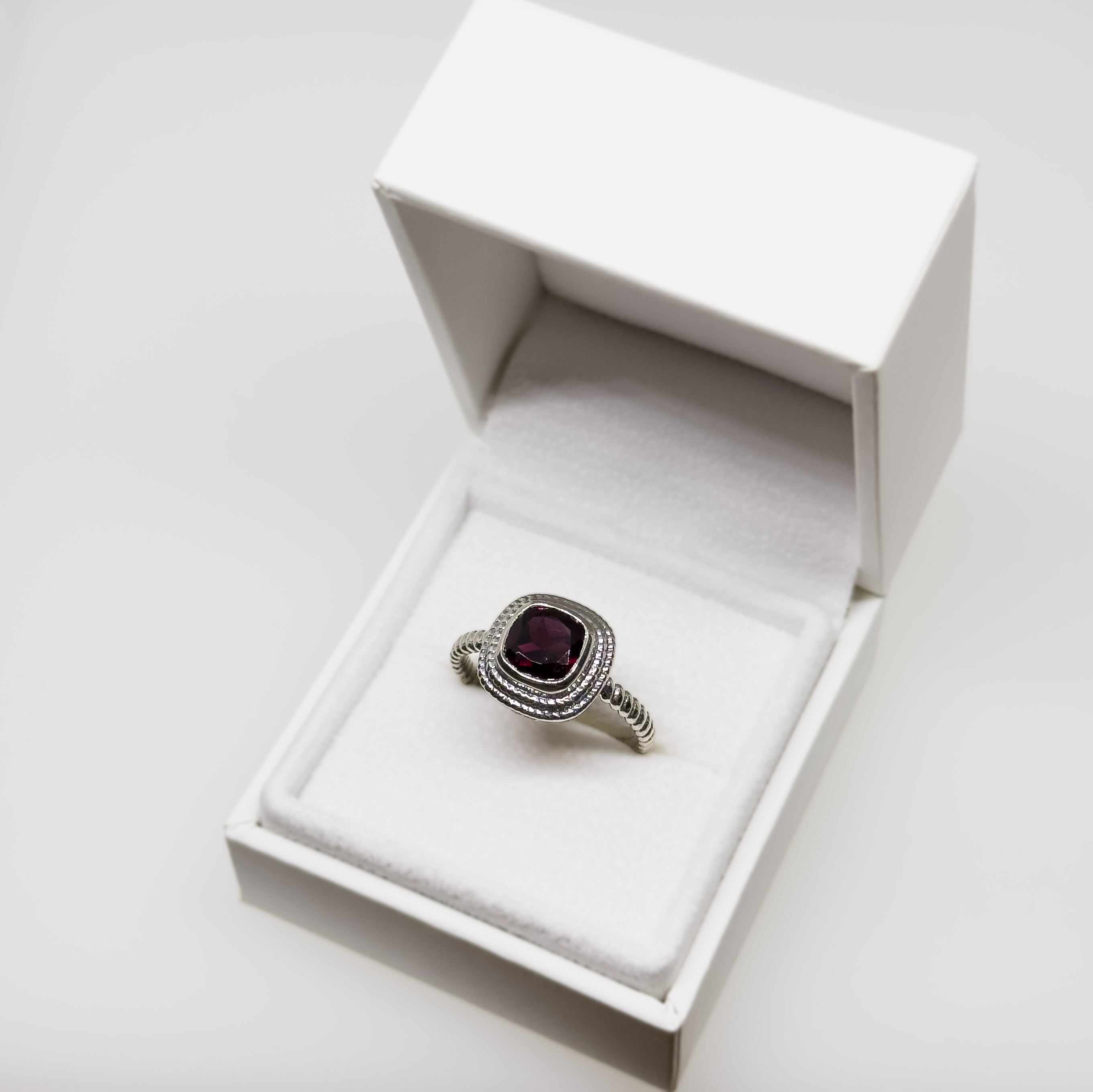 Hopeinen Granaatti sormus, koko 18.5