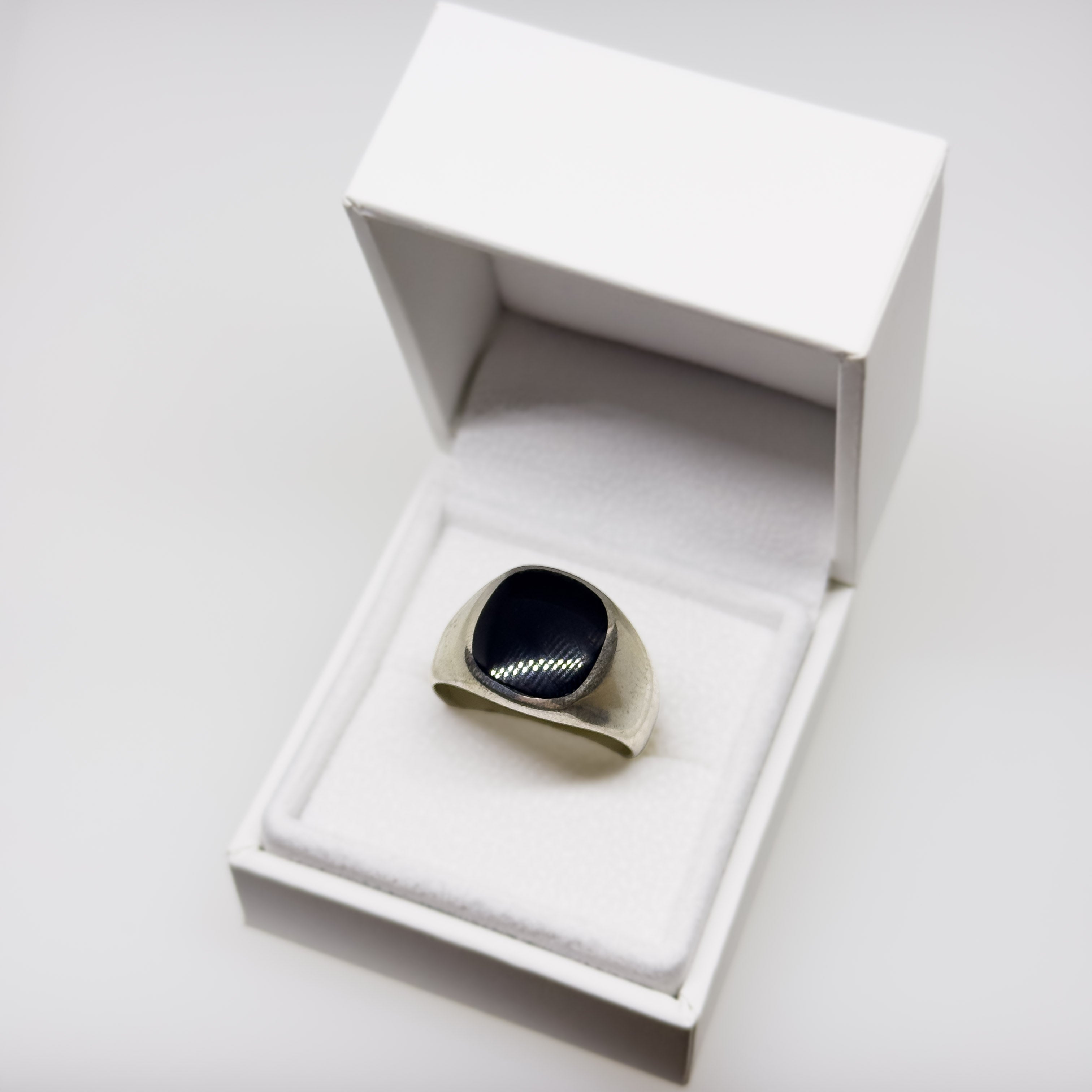 Hopeinen Onyx sormus