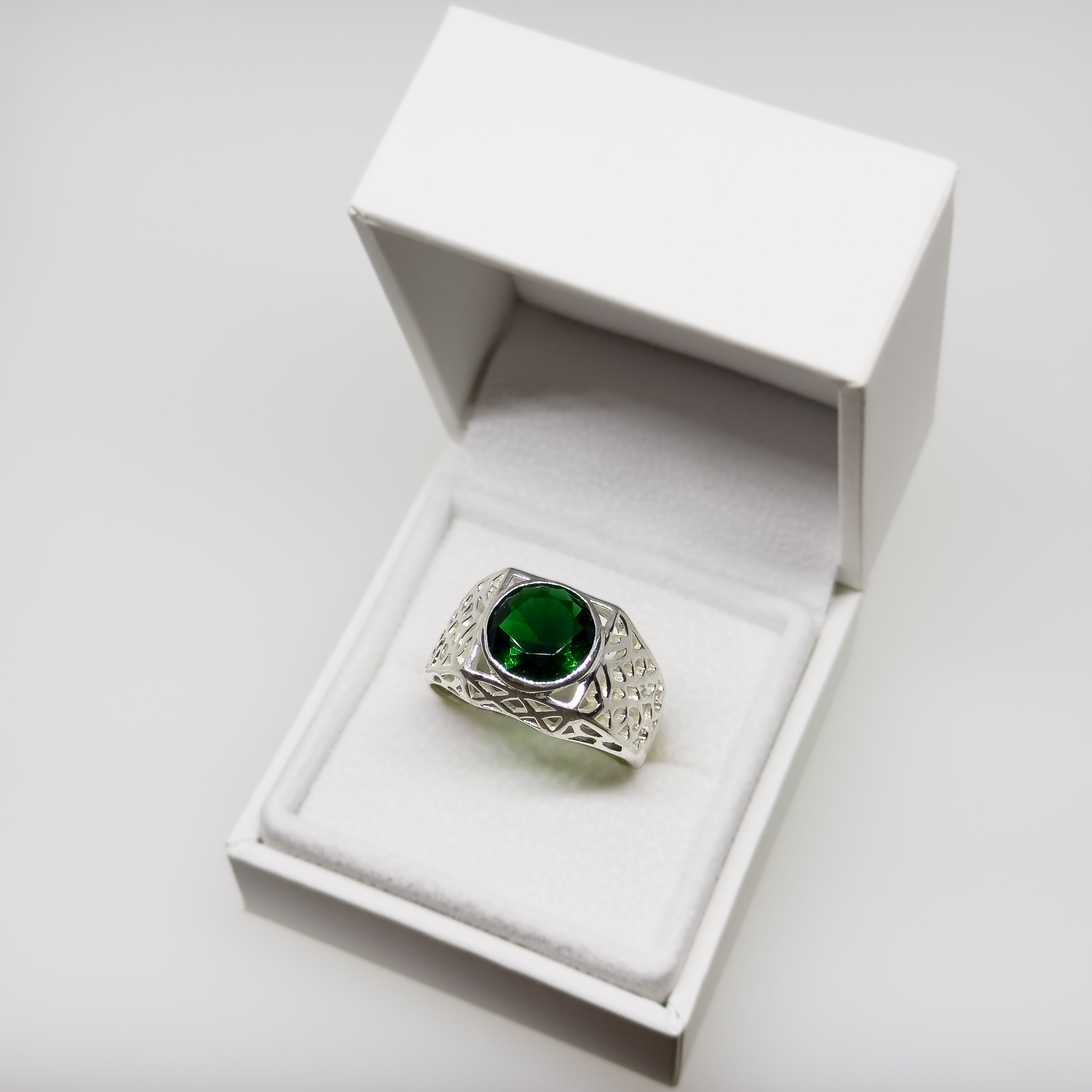 Hopeinen Zirkonia sormus