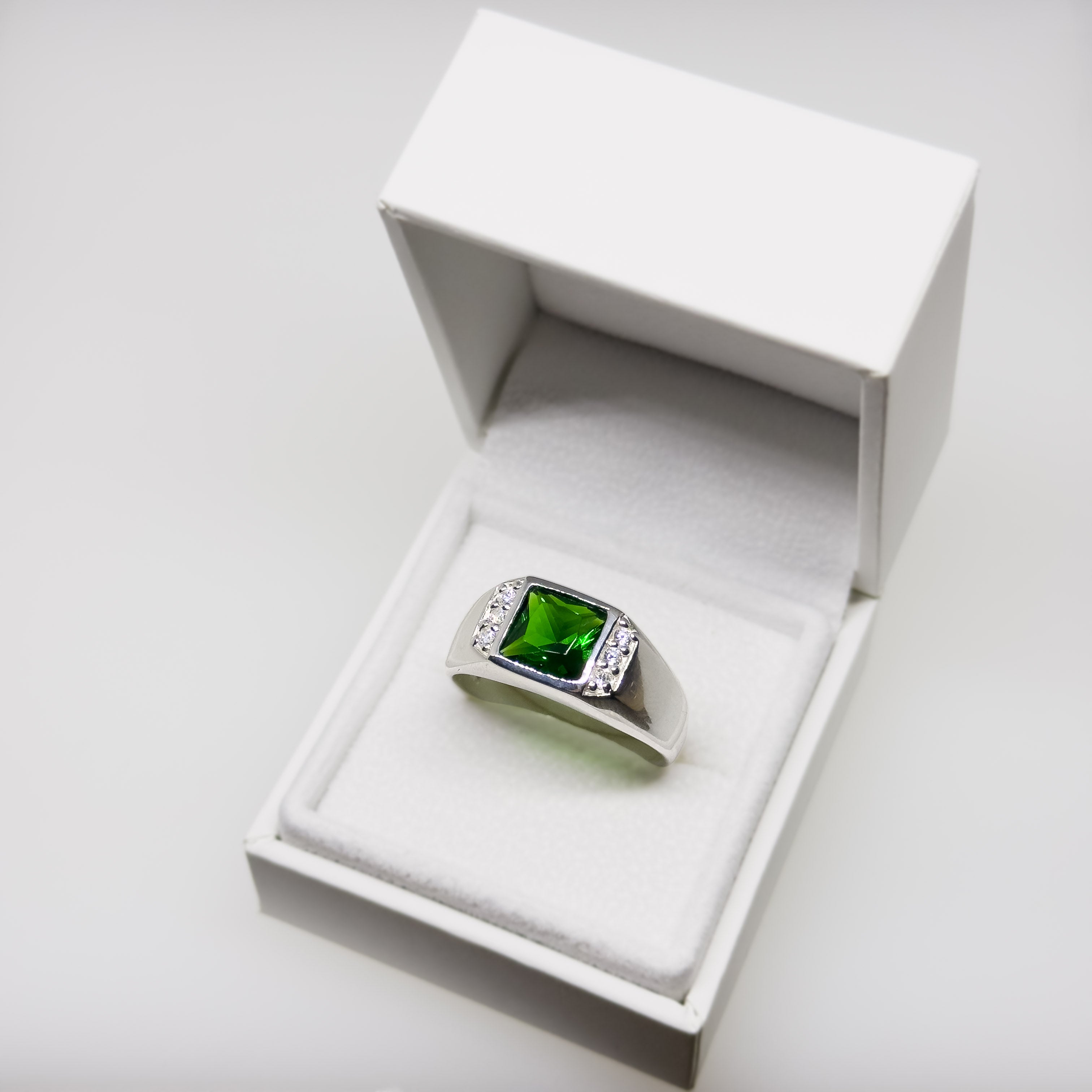 Hopeinen Zirkonia sormus