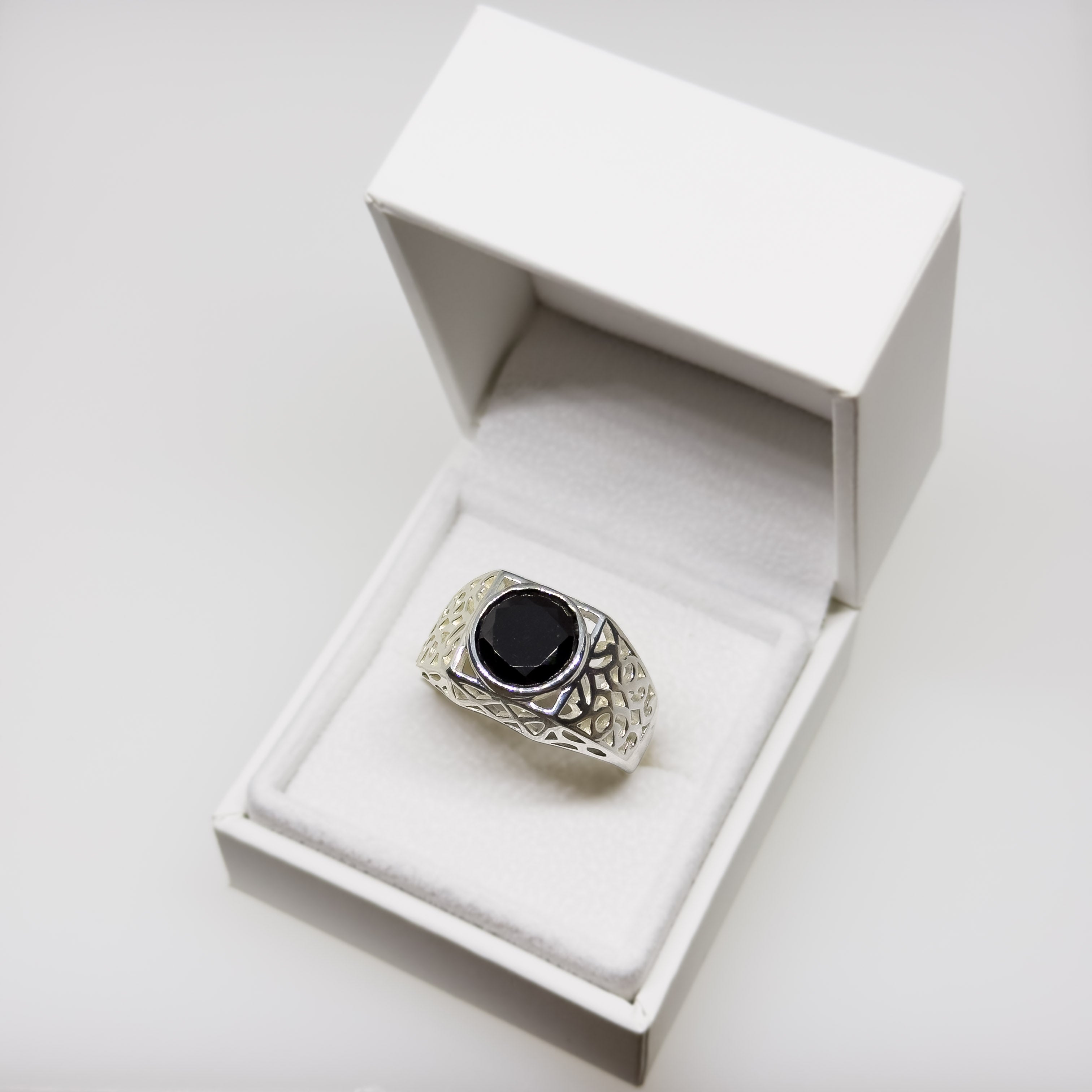 Hopeinen Zirkonia sormus