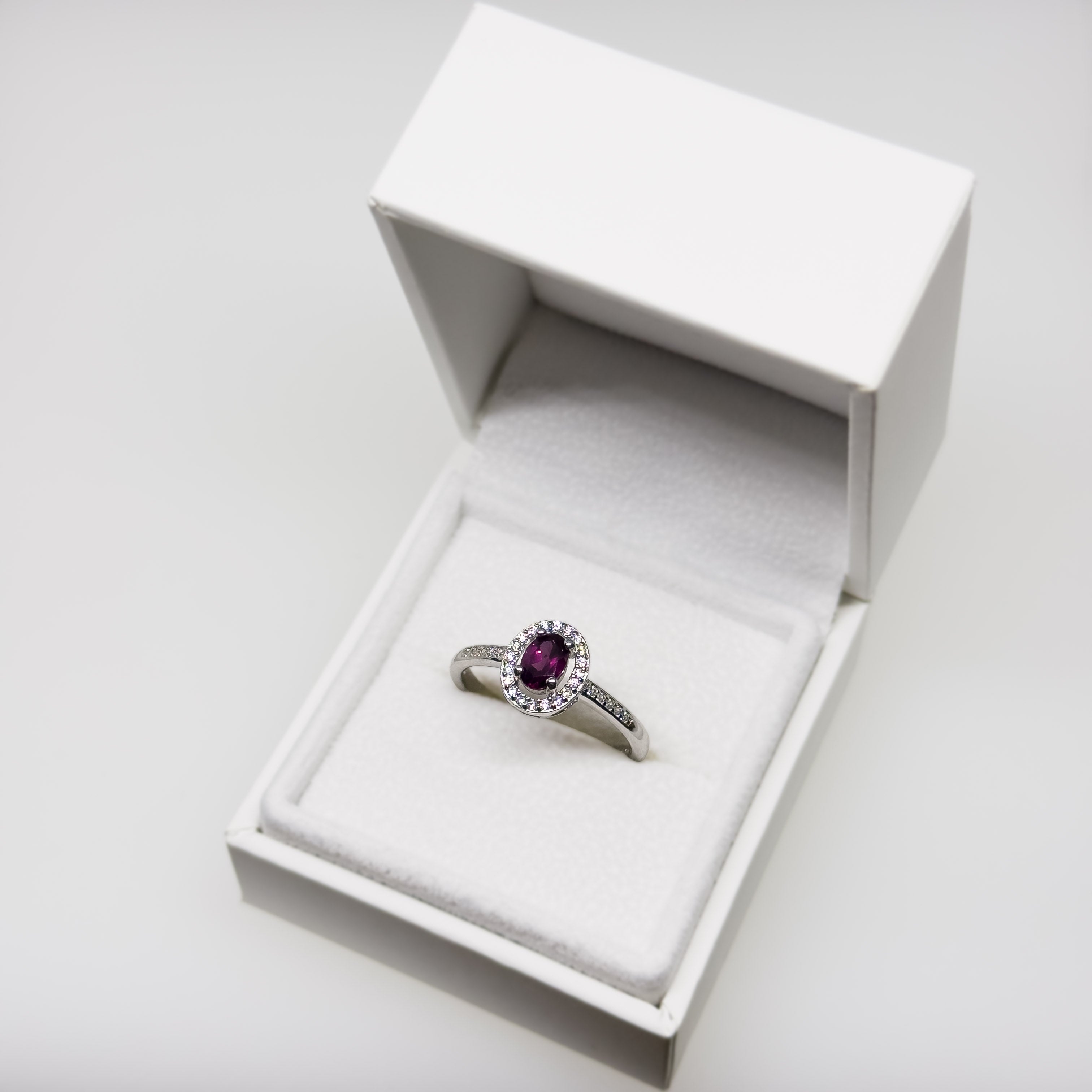 Hopeinen Rhodoliitti & Kristalli sormus, koko 18