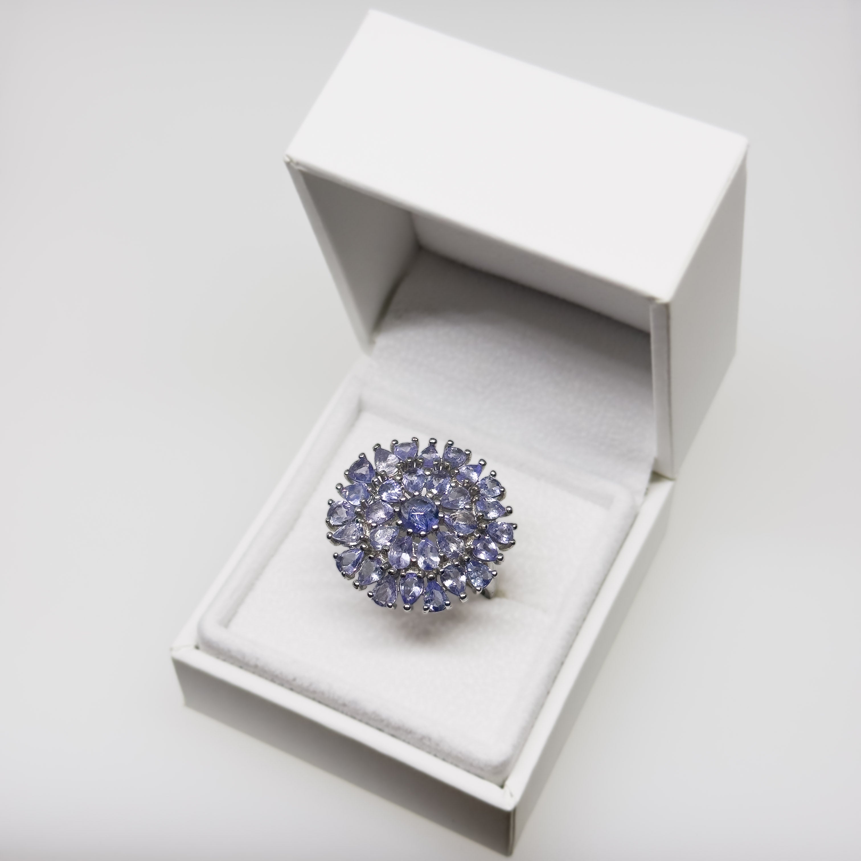 Hopeinen Tansaniitti sormus, koko 18