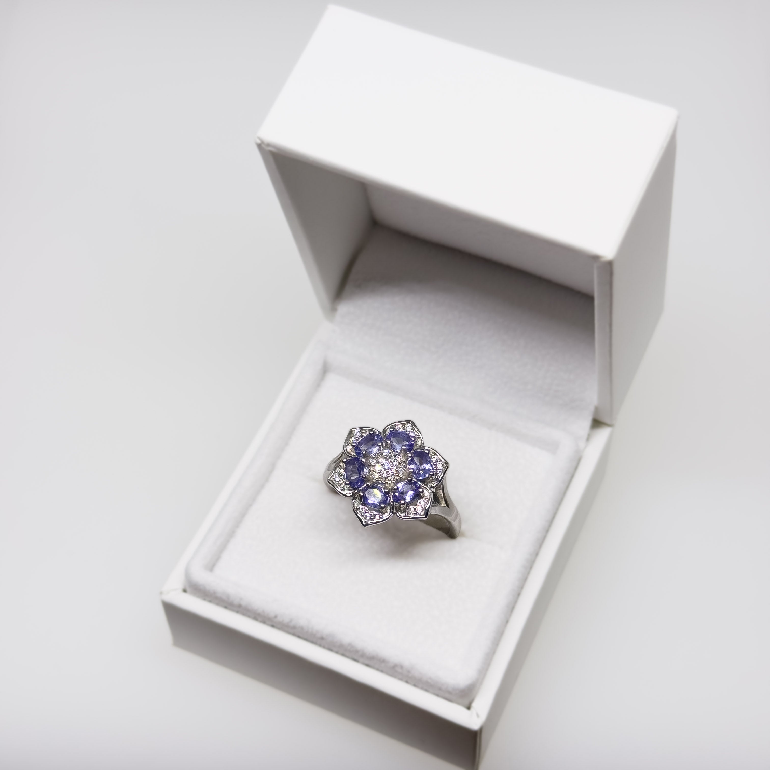 Hopeinen Tansaniitti & Kristalli sormus, koko 18