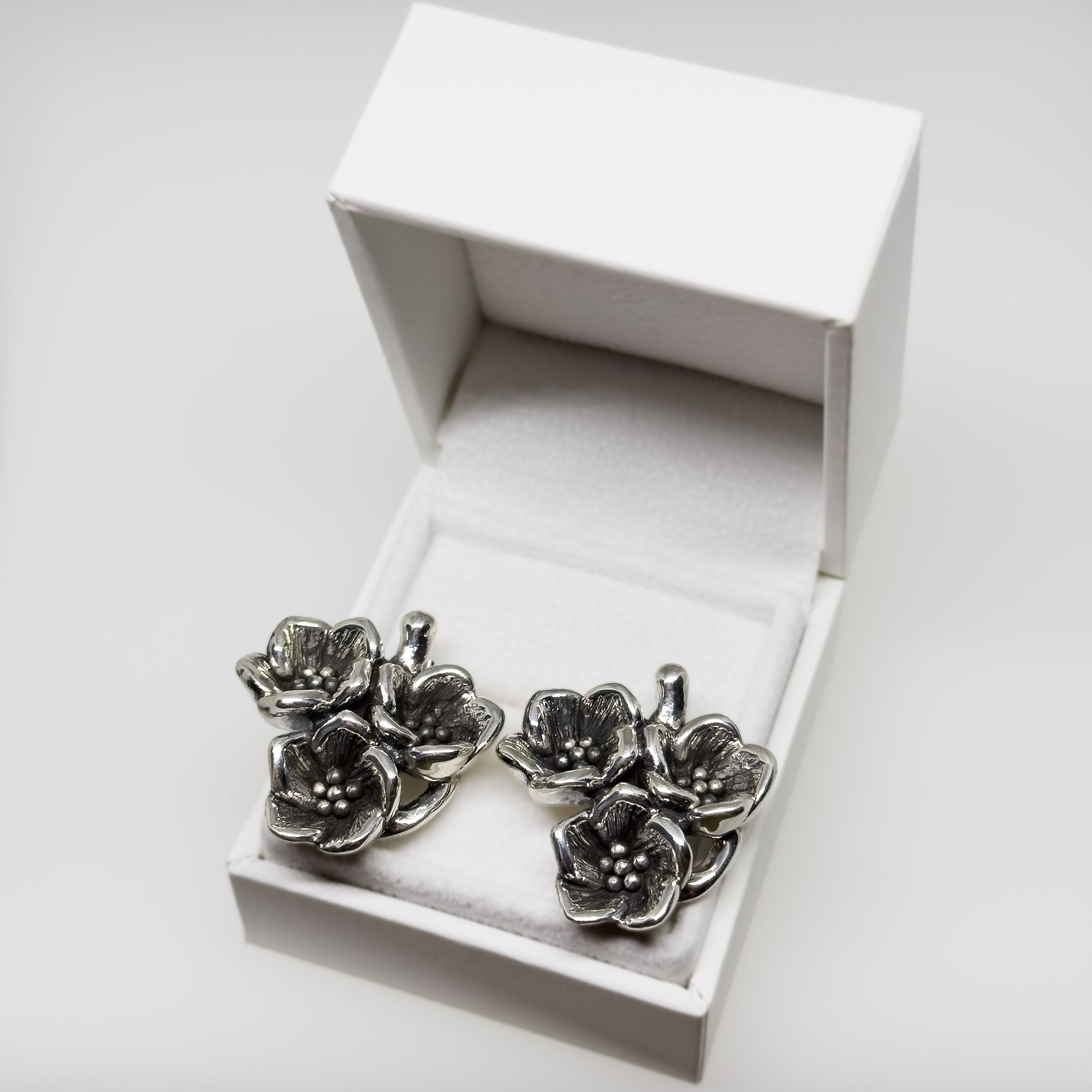 Hopeiset Kukka korvakorut